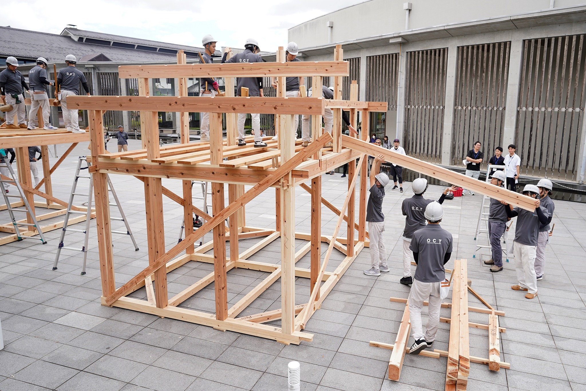 大阪工業技術専門学校の生徒が古川町で木造住宅の建築実習