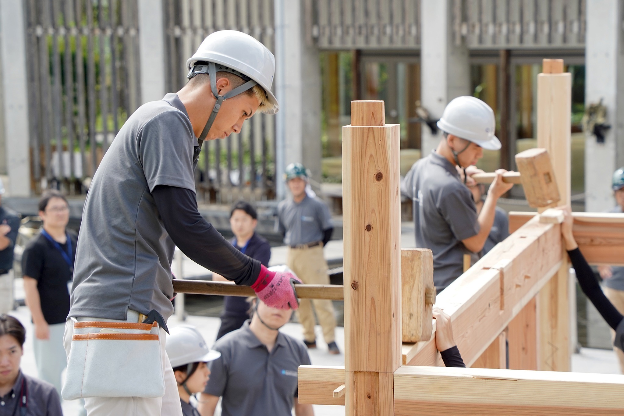 大阪工業技術専門学校の生徒が古川町で木造住宅の建築実習