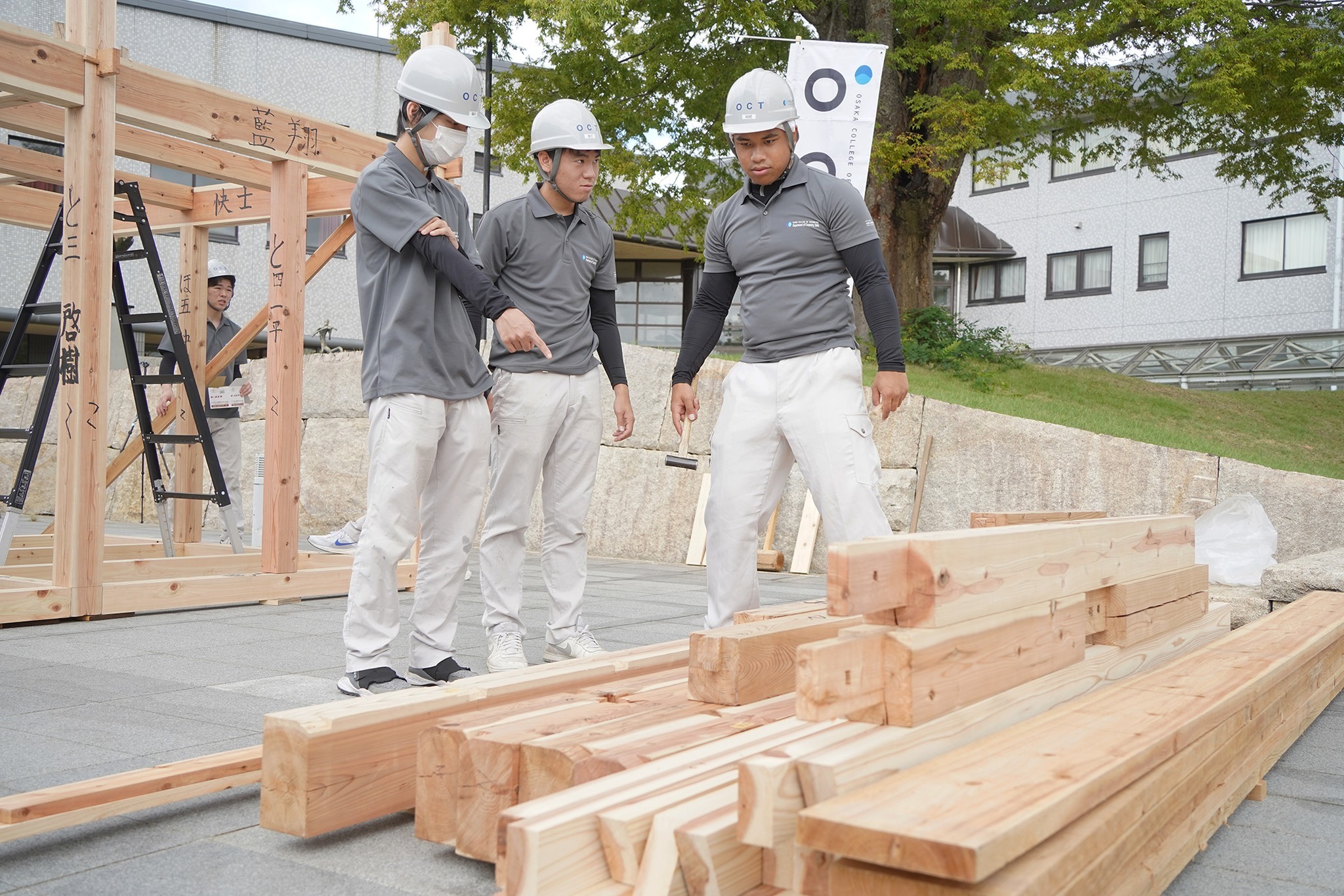 大阪工業技術専門学校の生徒が古川町で木造住宅の建築実習