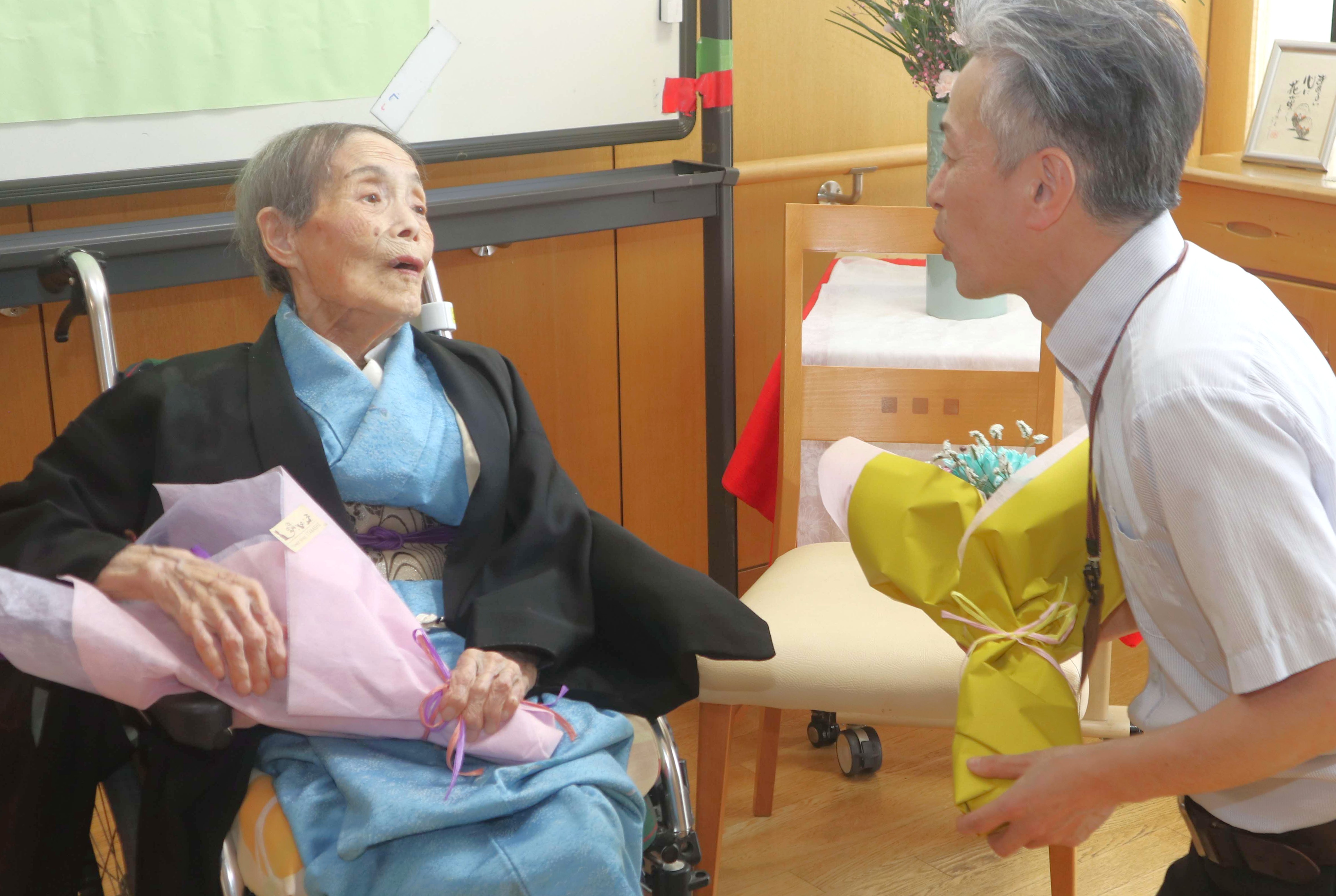 古川町の二山さんが100歳を迎えられ、ご長寿を祝いました