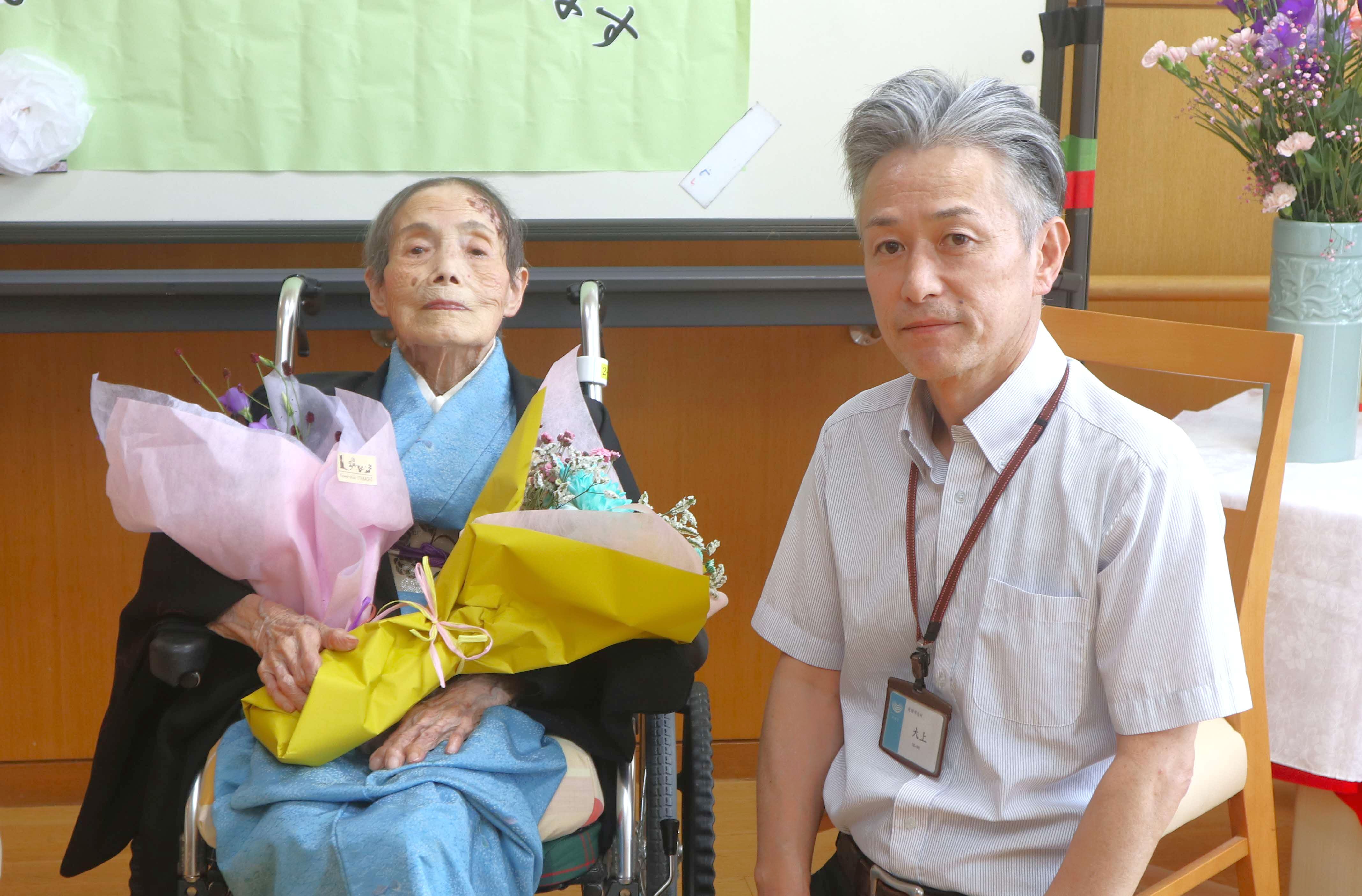古川町の二山さんが100歳を迎えられ、ご長寿を祝いました