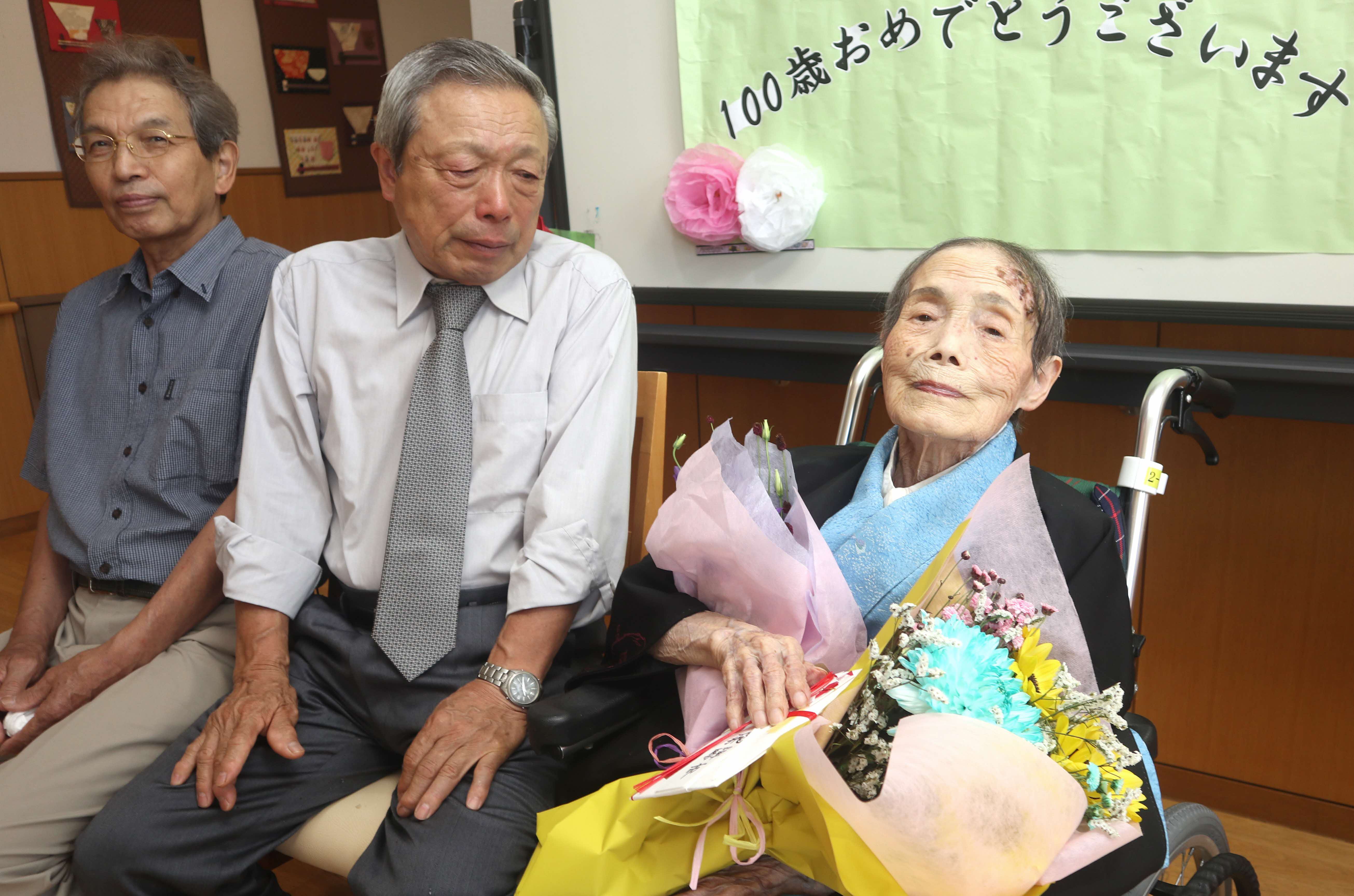古川町の二山さんが100歳を迎えられ、ご長寿を祝いました
