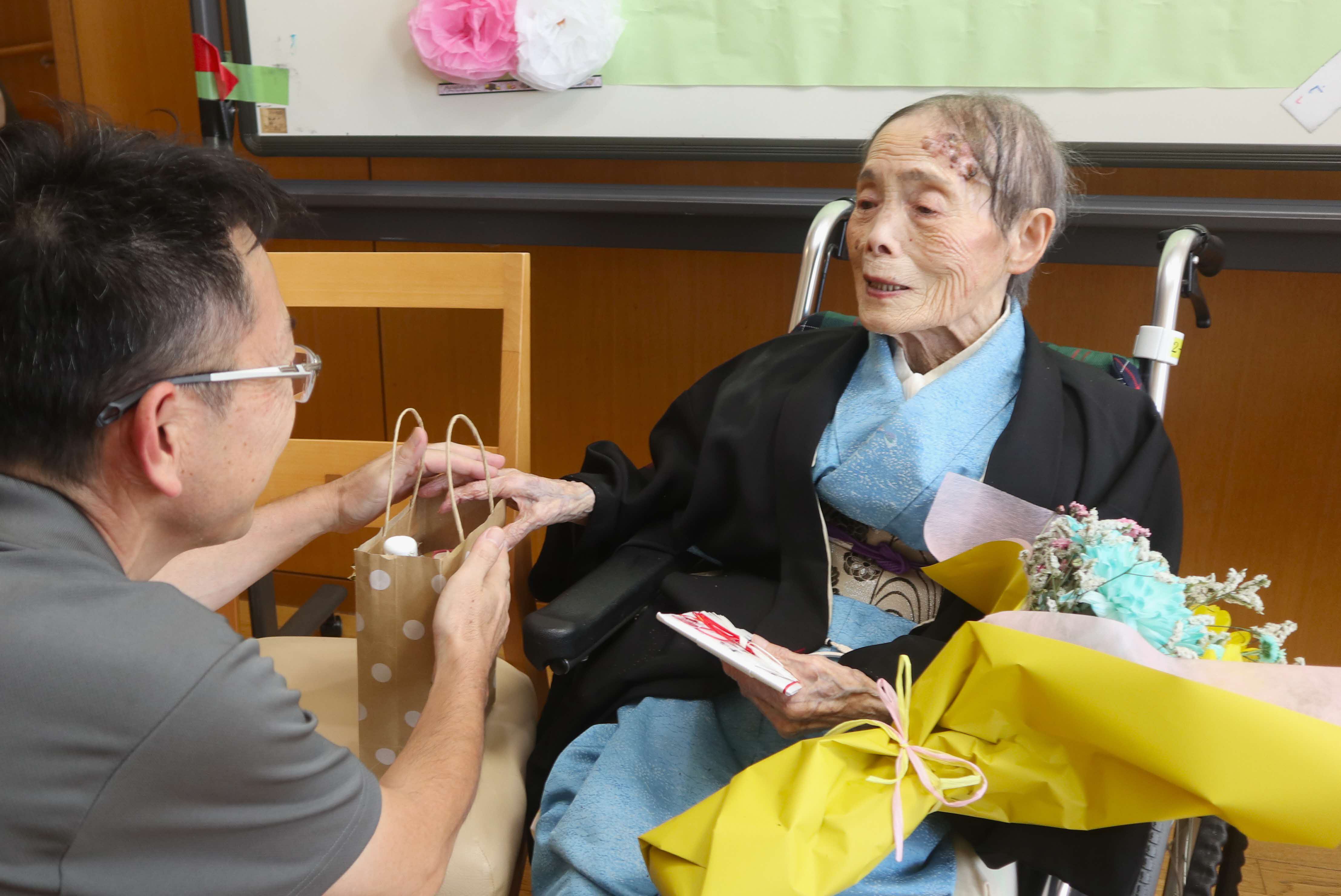 古川町の二山さんが100歳を迎えられ、ご長寿を祝いました