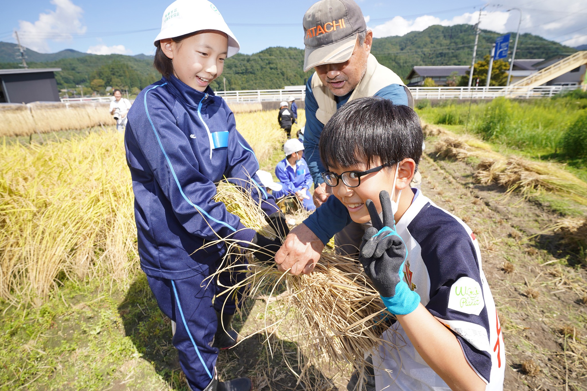 古川西小学校の5年生が稲刈り体験をしました