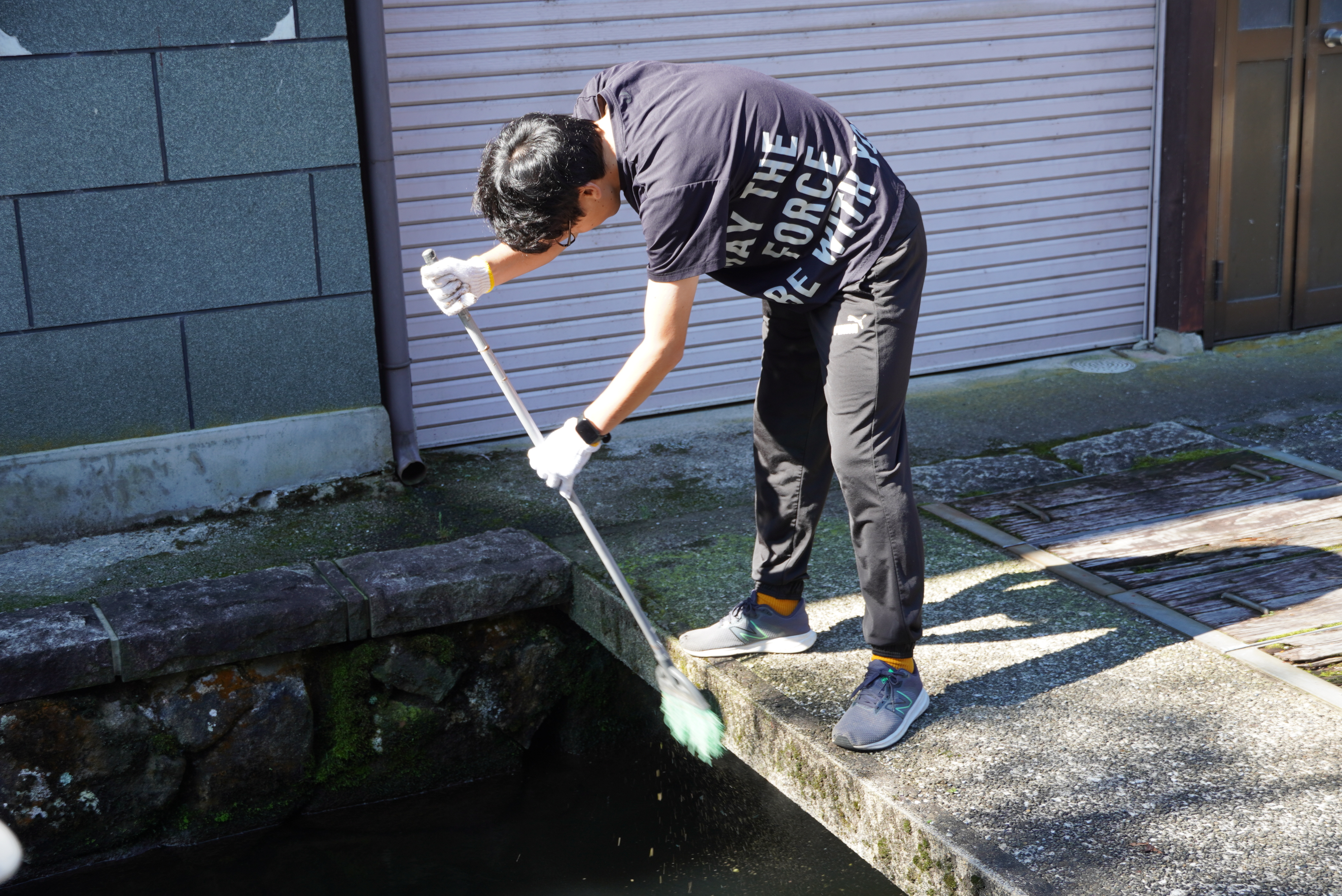 瀬戸川愛沿う会が中学生、ヒダスケ！と協力し、きつね火まつりを前に瀬戸川沿いの清掃活動を行いました