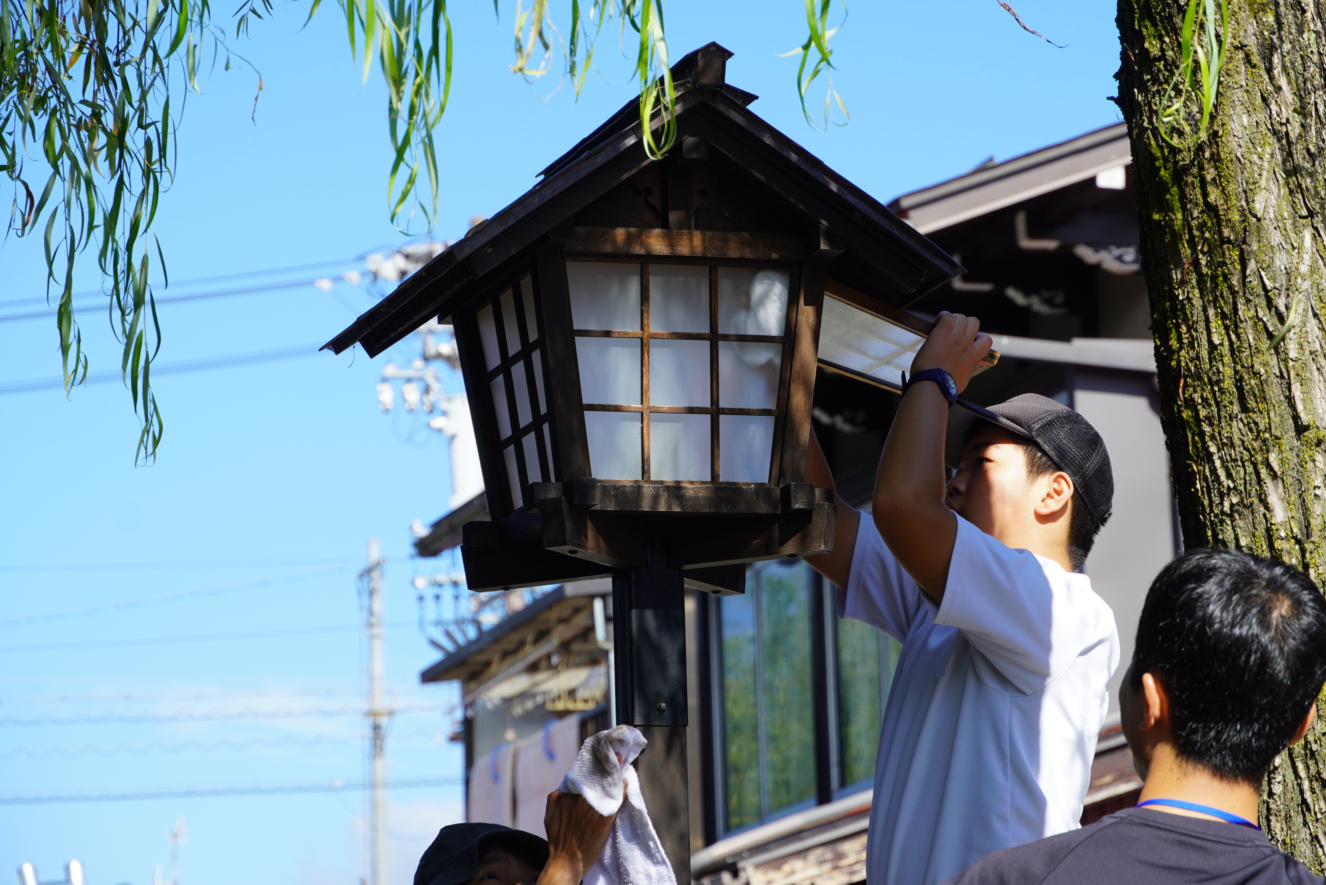 瀬戸川愛沿う会が中学生、ヒダスケ！と協力し、きつね火まつりを前に瀬戸川沿いの清掃活動を行いました