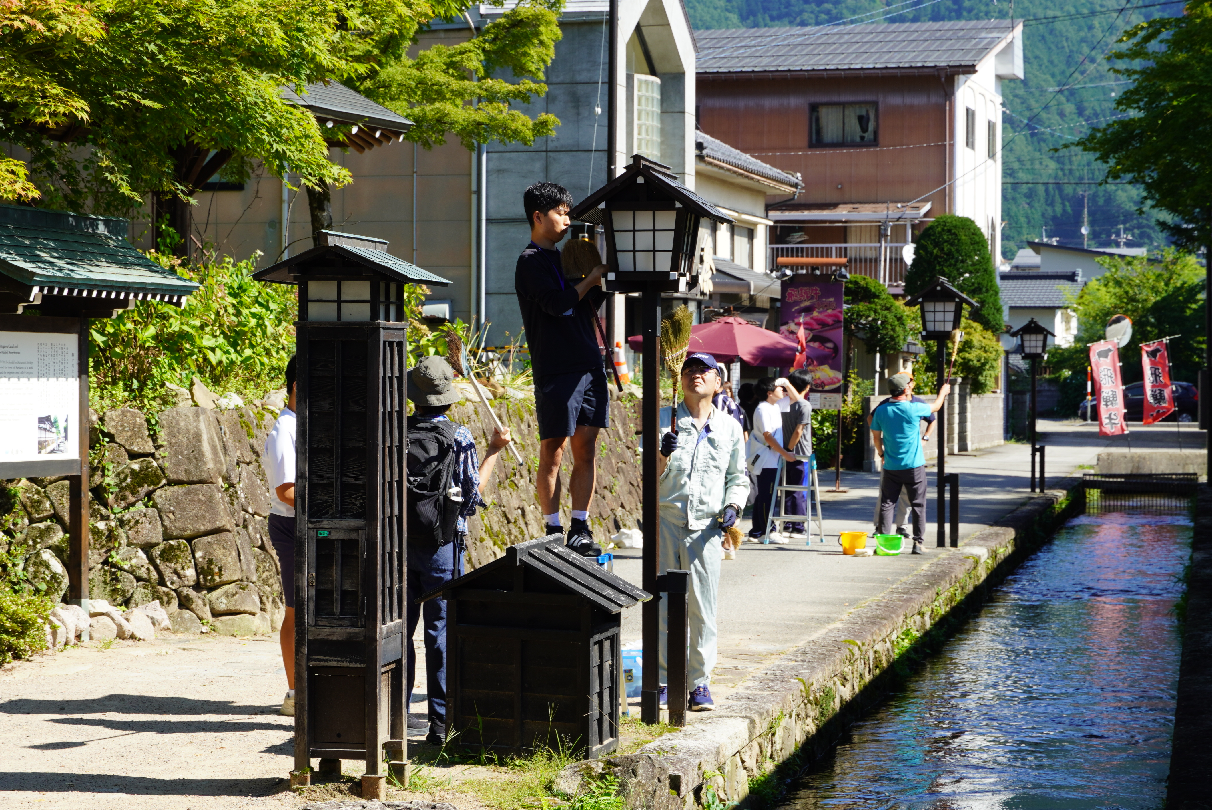 瀬戸川愛沿う会が中学生、ヒダスケ！と協力し、きつね火まつりを前に瀬戸川沿いの清掃活動を行いました