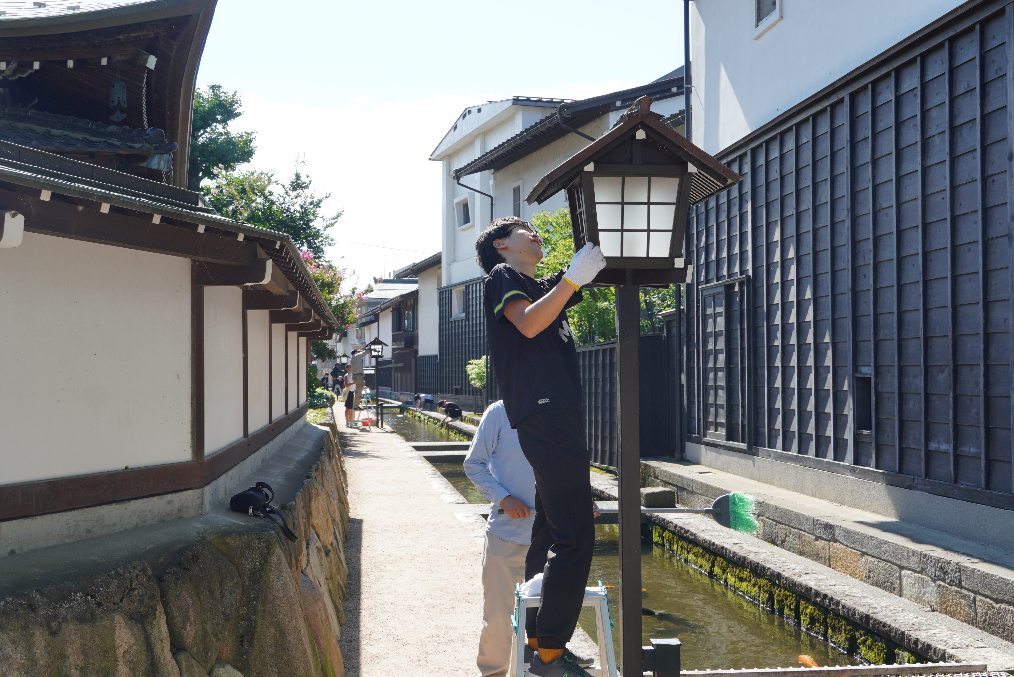 瀬戸川愛沿う会が中学生、ヒダスケ！と協力し、きつね火まつりを前に瀬戸川沿いの清掃活動を行いました