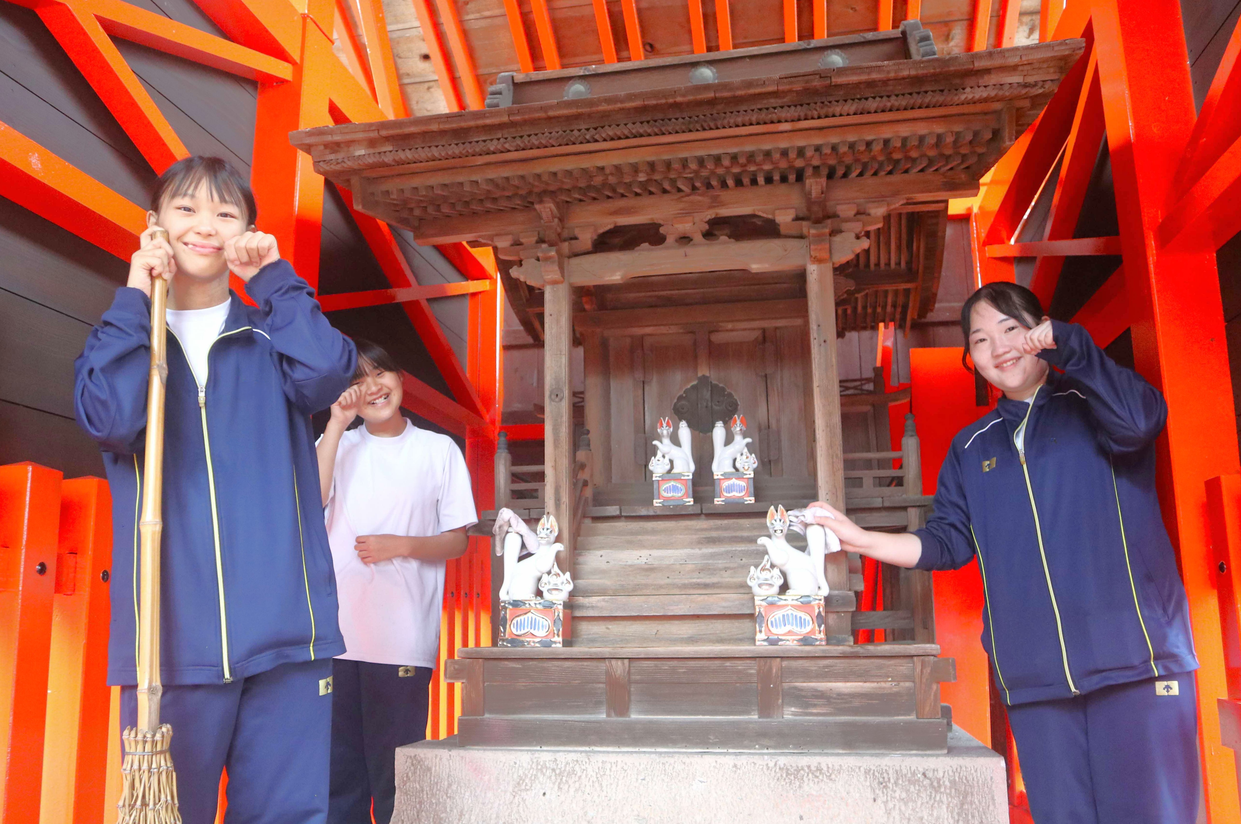 例祭を前に御蔵稲荷神社を美しく！