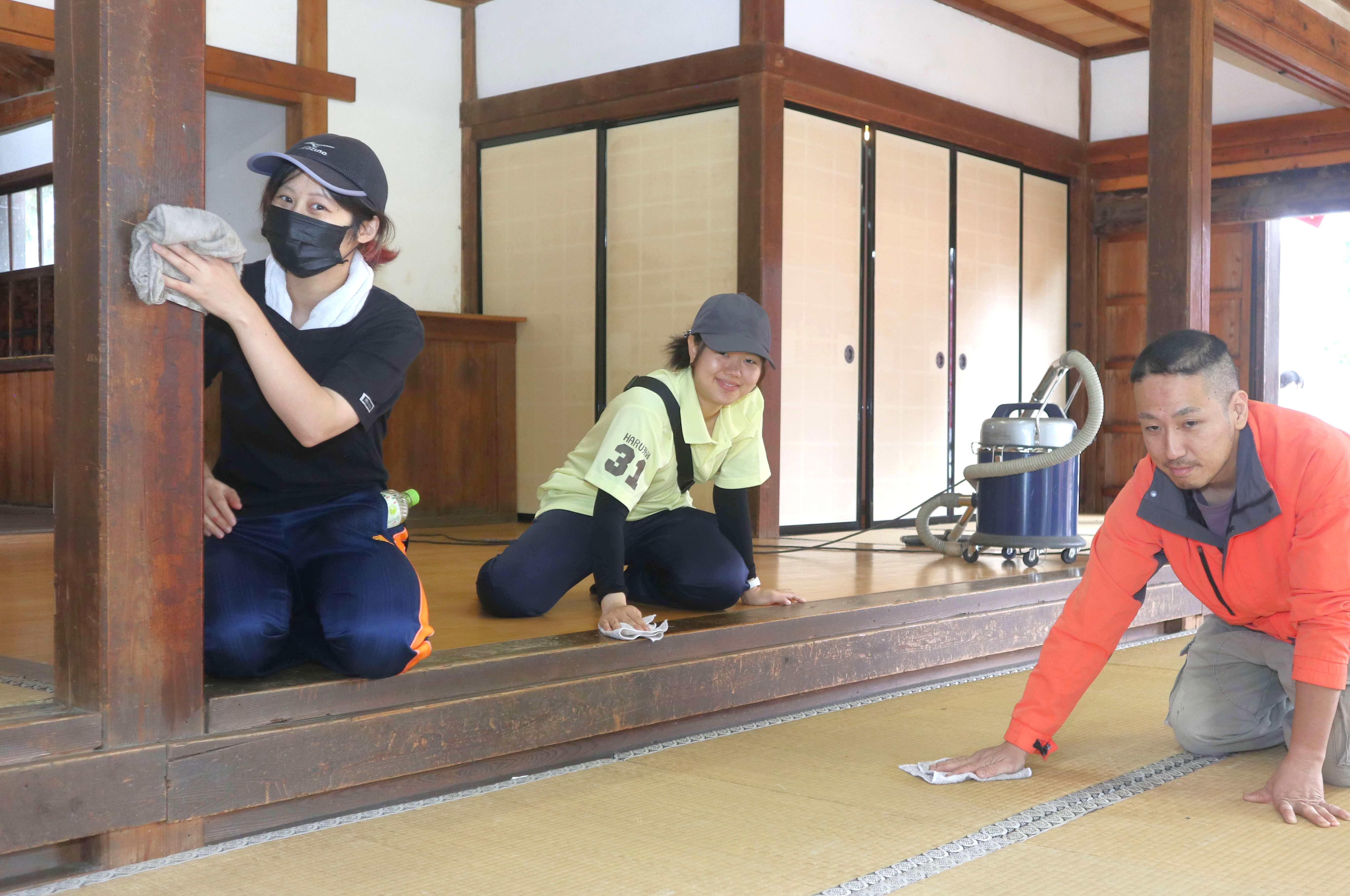例祭を前に御蔵稲荷神社を美しく！