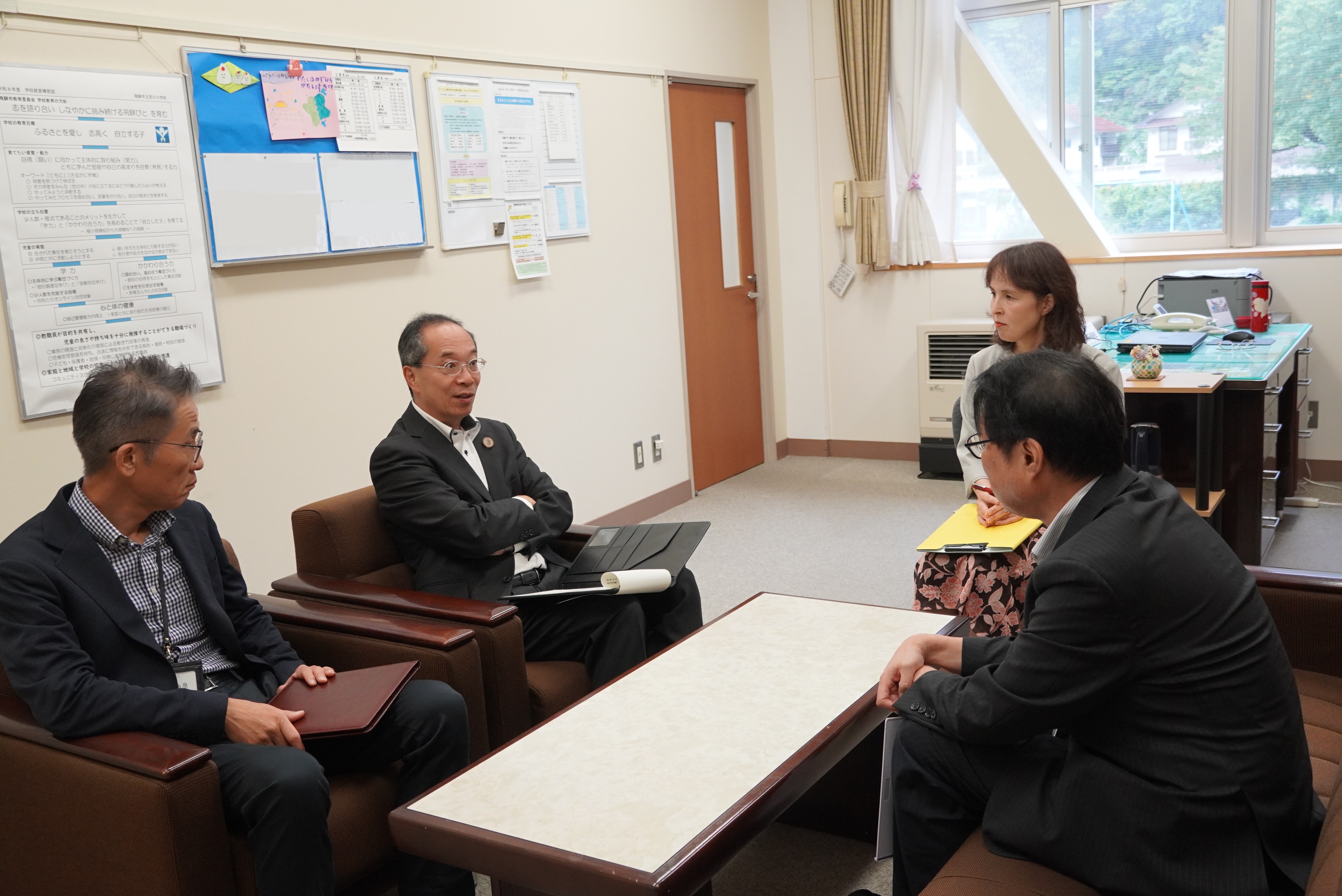 都竹市長らが宮川小学校を訪問し、授業参観や児童との意見交換を行いました