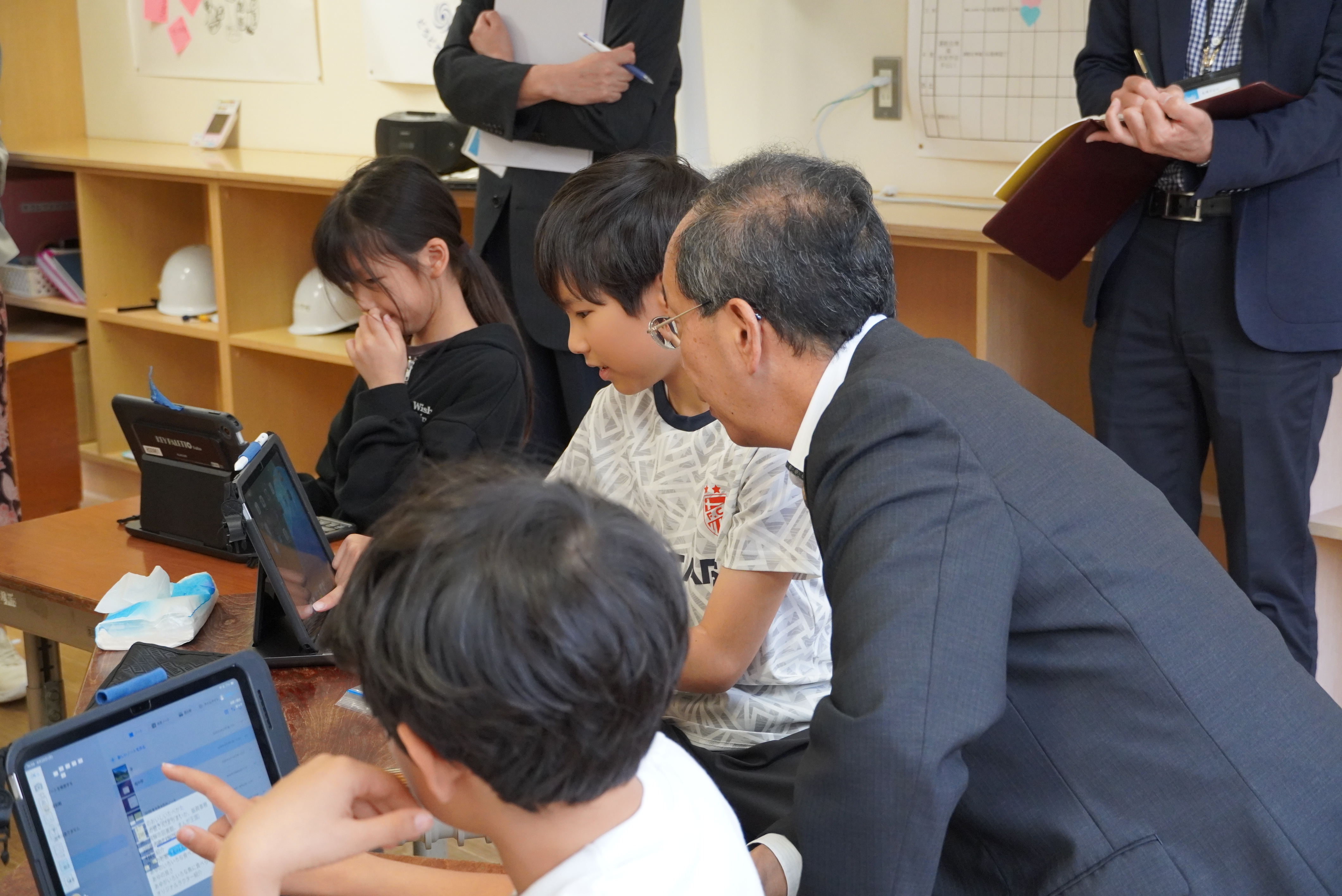 都竹市長らが宮川小学校を訪問し、授業参観や児童との意見交換を行いました