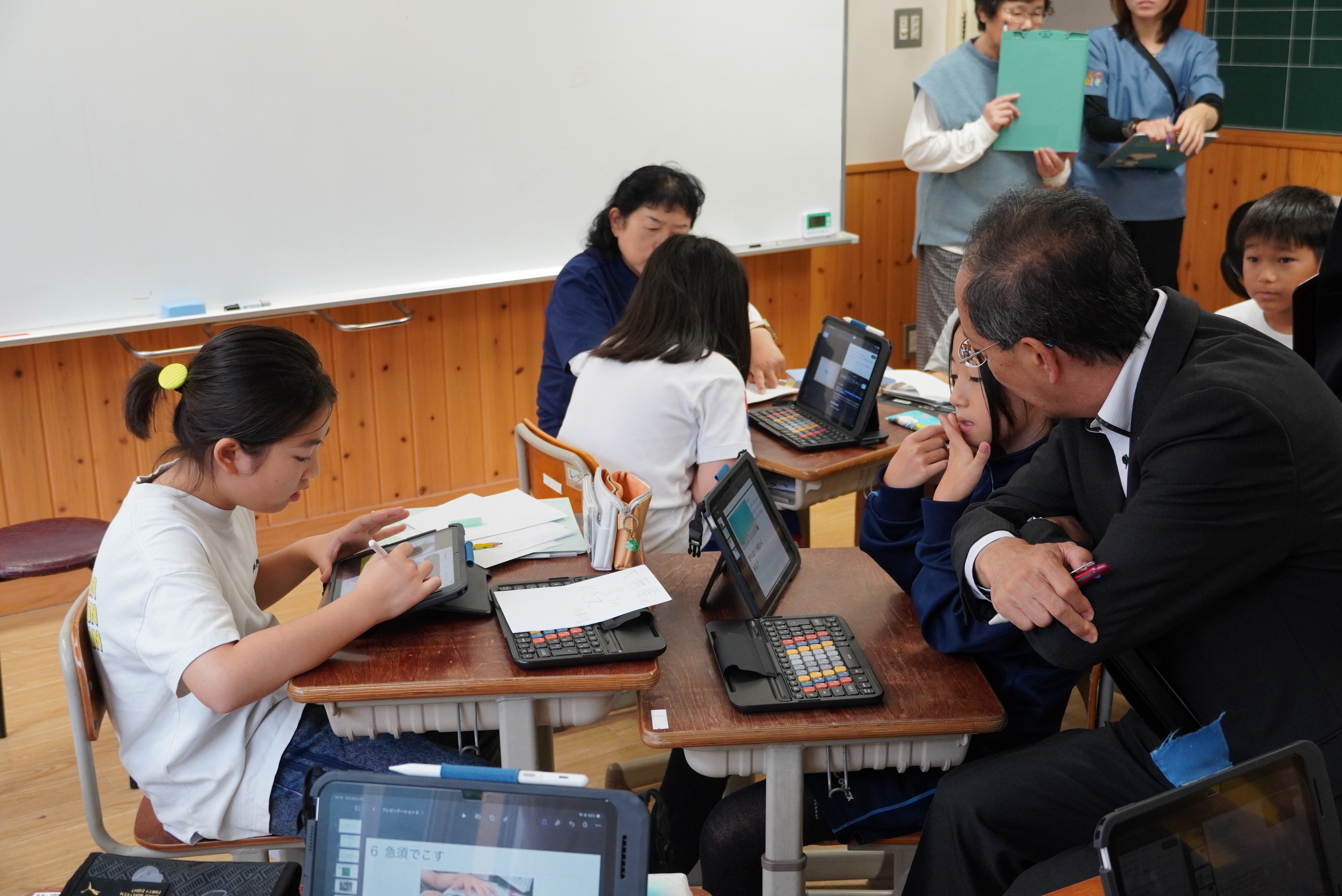 都竹市長らが宮川小学校を訪問し、授業参観や児童との意見交換を行いました