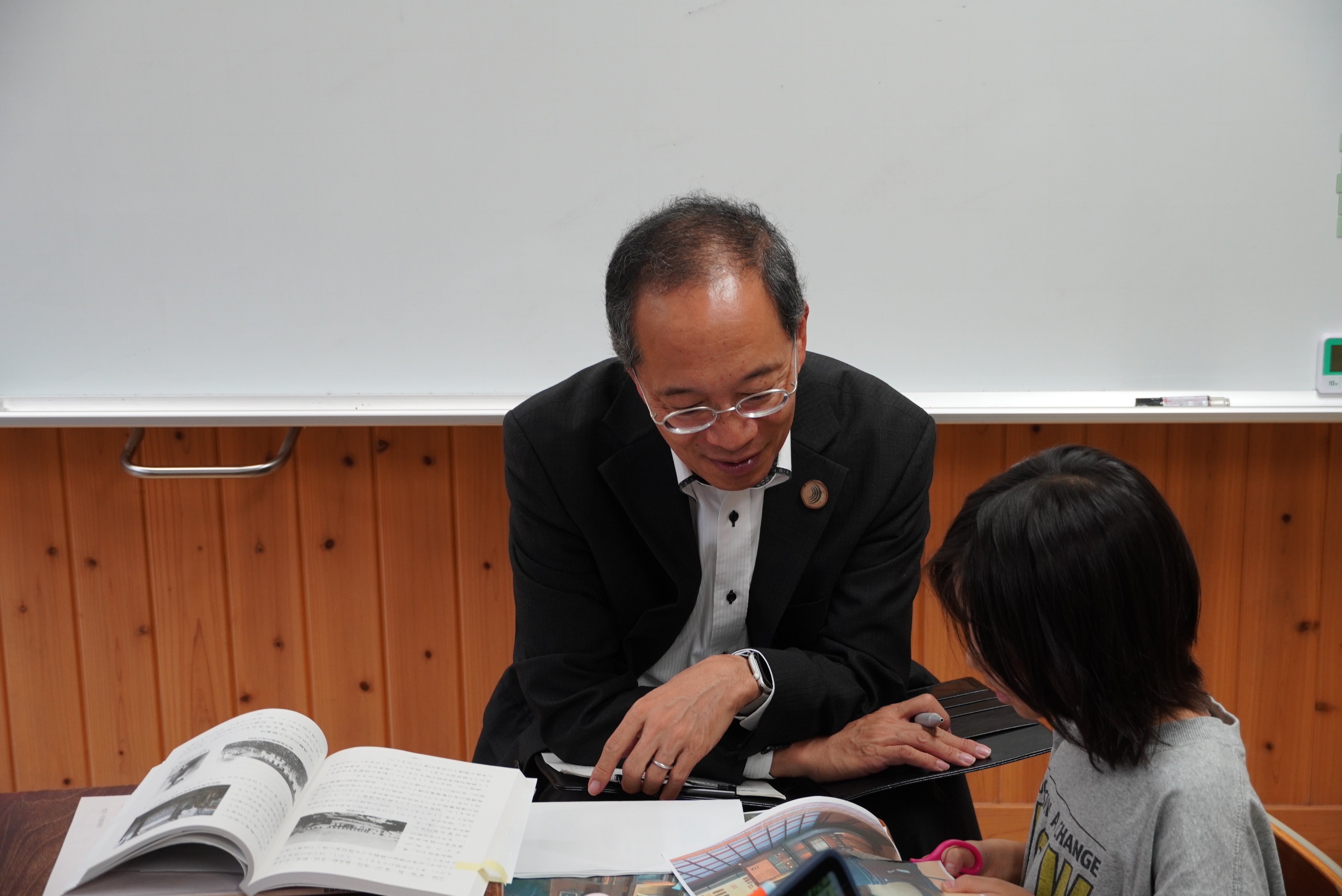 都竹市長らが宮川小学校を訪問し、授業参観や児童との意見交換を行いました