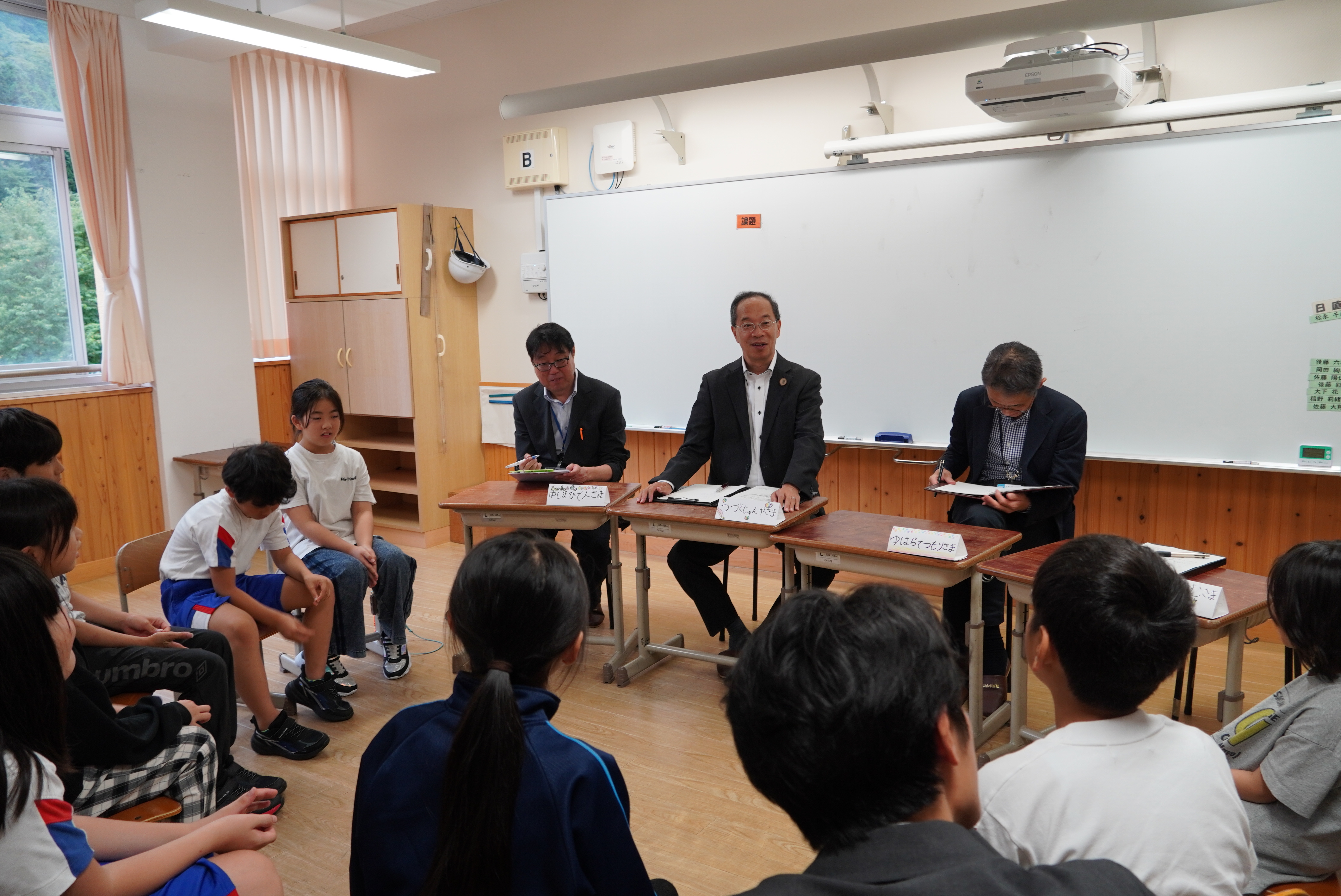 都竹市長らが宮川小学校を訪問し、授業参観や児童との意見交換を行いました