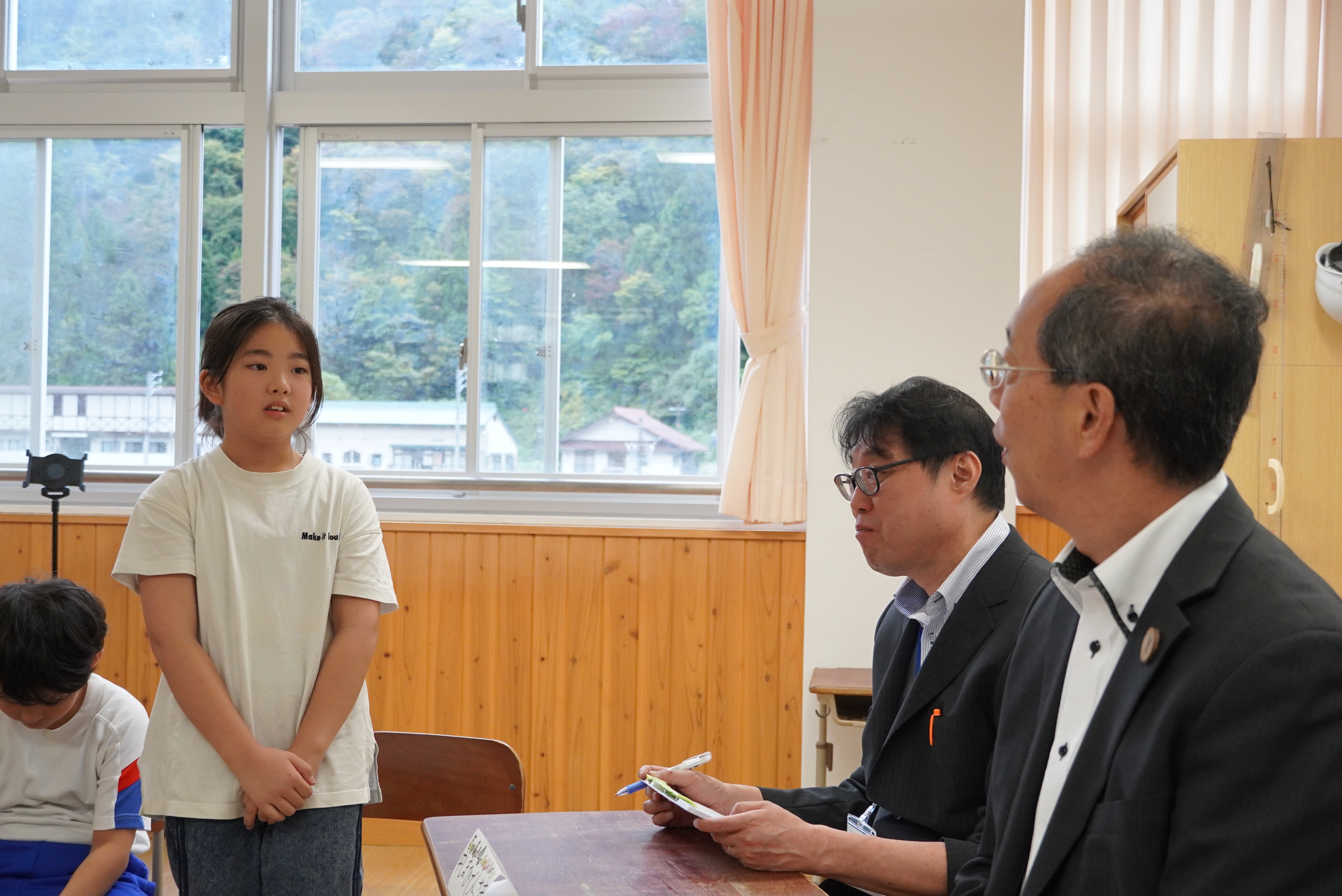 都竹市長らが宮川小学校を訪問し、授業参観や児童との意見交換を行いました