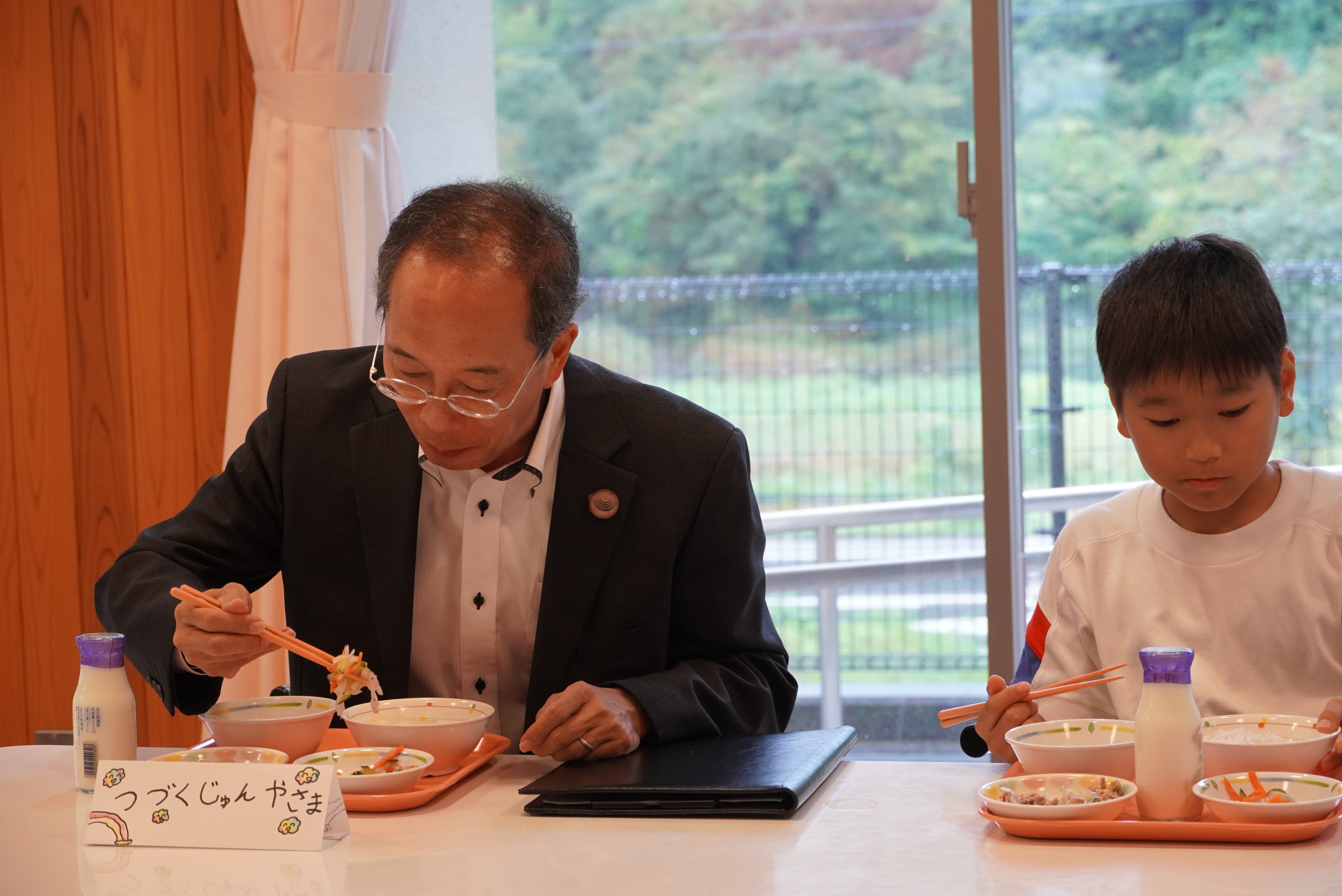 都竹市長らが宮川小学校を訪問し、授業参観や児童との意見交換を行いました
