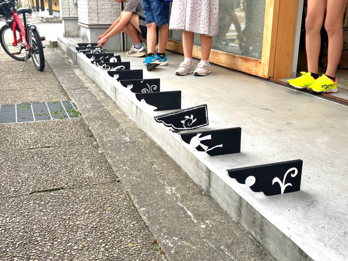飛騨古川の大工技術「雲」彫刻に小学生らが挑戦