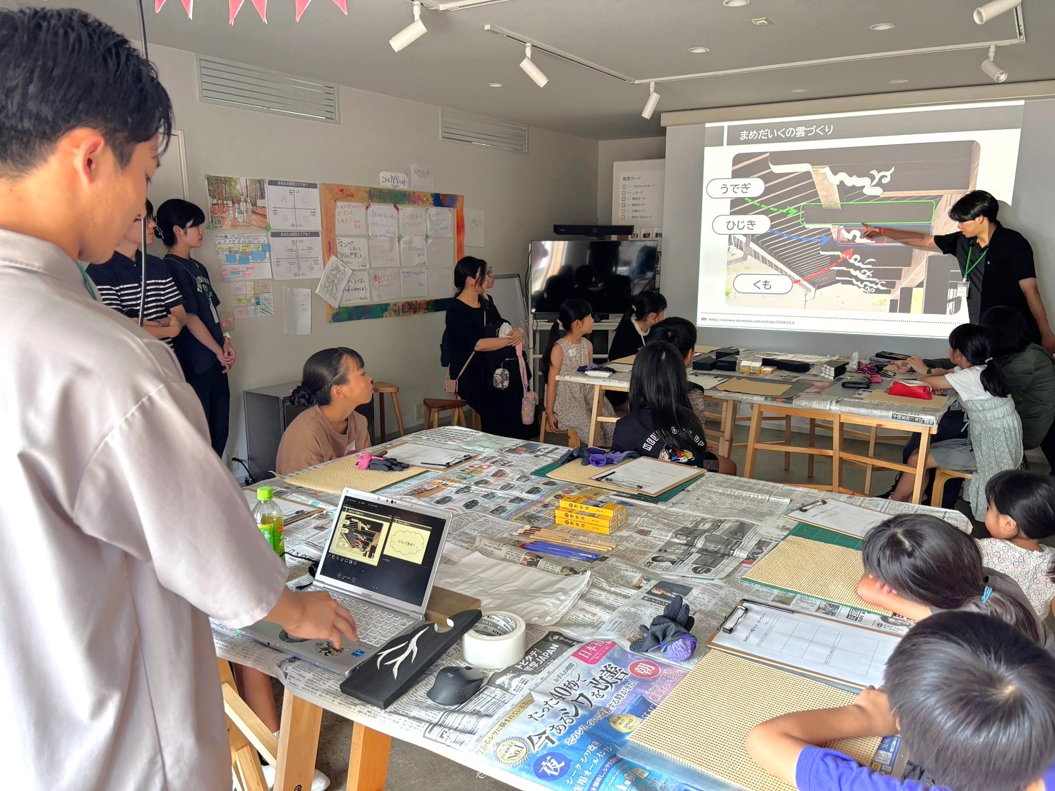 飛騨古川の大工技術「雲」彫刻に小学生らが挑戦