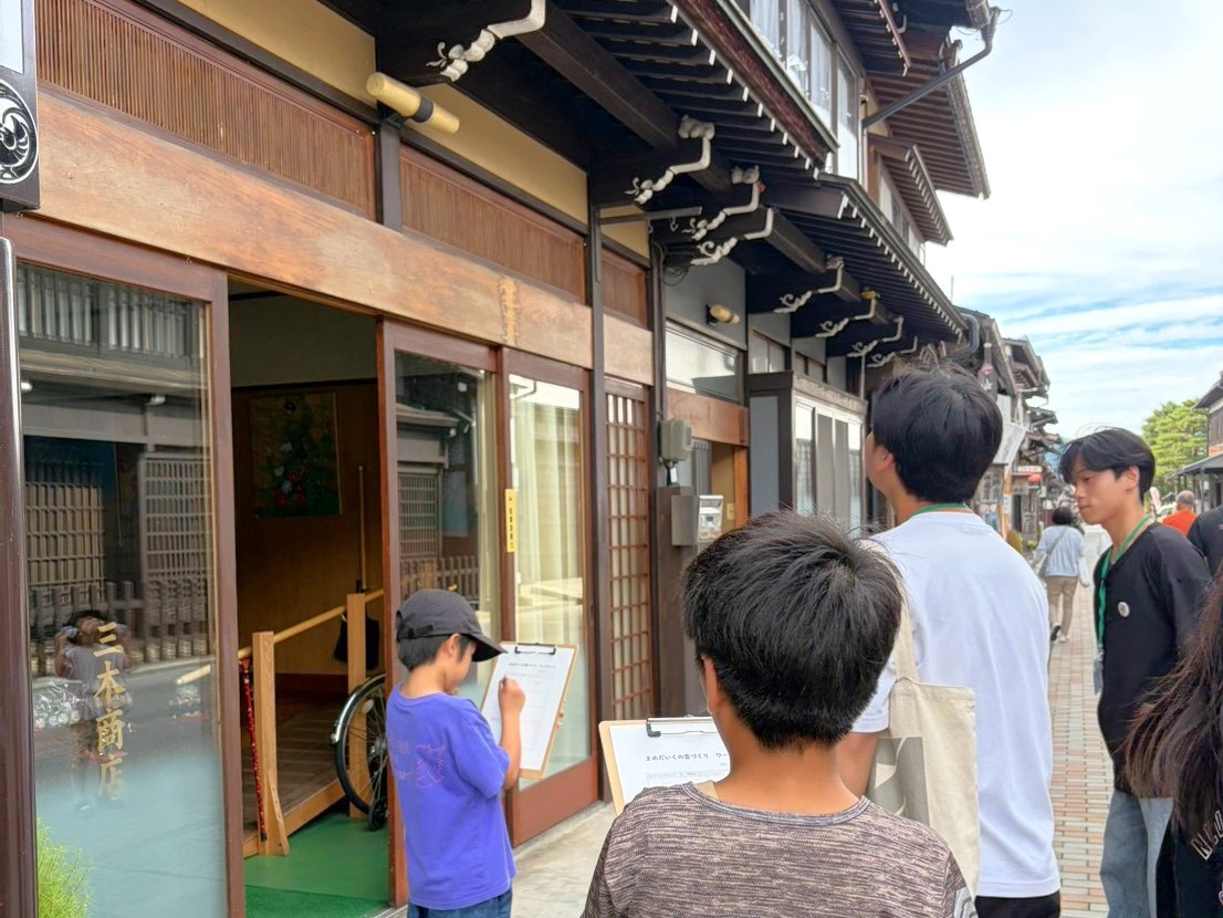 飛騨古川の大工技術「雲」彫刻に小学生らが挑戦