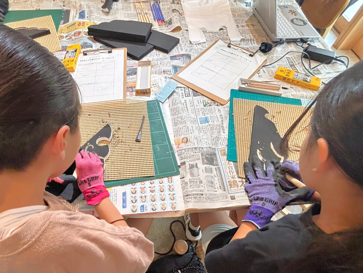 飛騨古川の大工技術「雲」彫刻に小学生らが挑戦