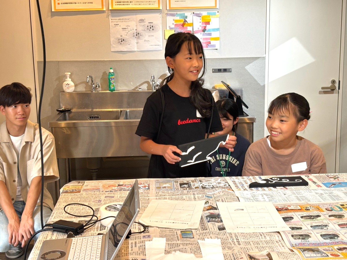 飛騨古川の大工技術「雲」彫刻に小学生らが挑戦