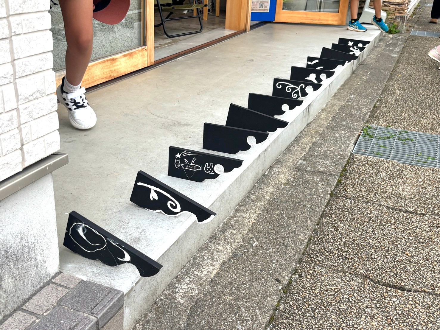 飛騨古川の大工技術「雲」彫刻に小学生らが挑戦