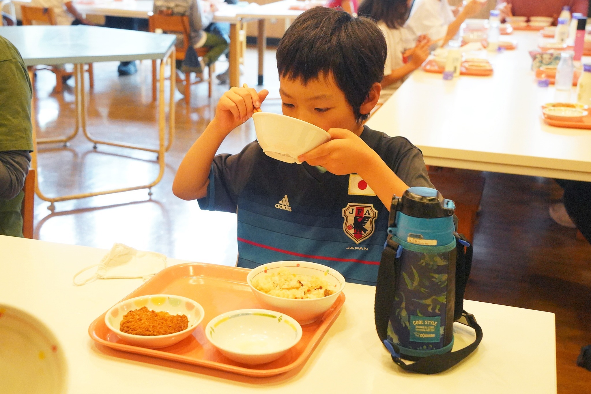 河合小児童が栽培したジャガイモを自校の給食で提供