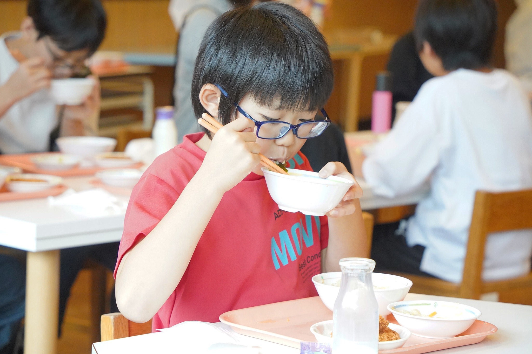 河合小児童が栽培したジャガイモを自校の給食で提供