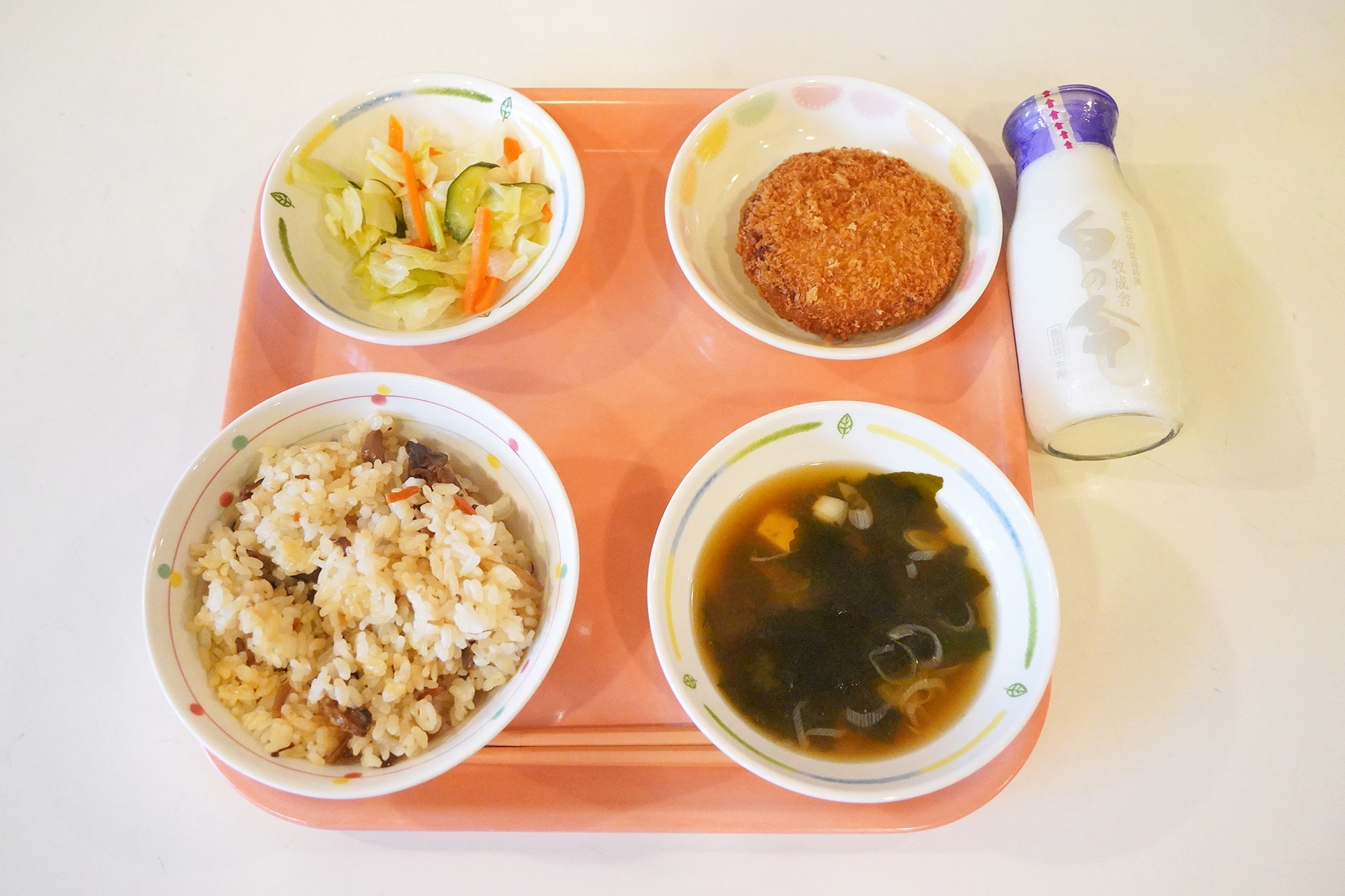 河合小児童が栽培したジャガイモを自校の給食で提供