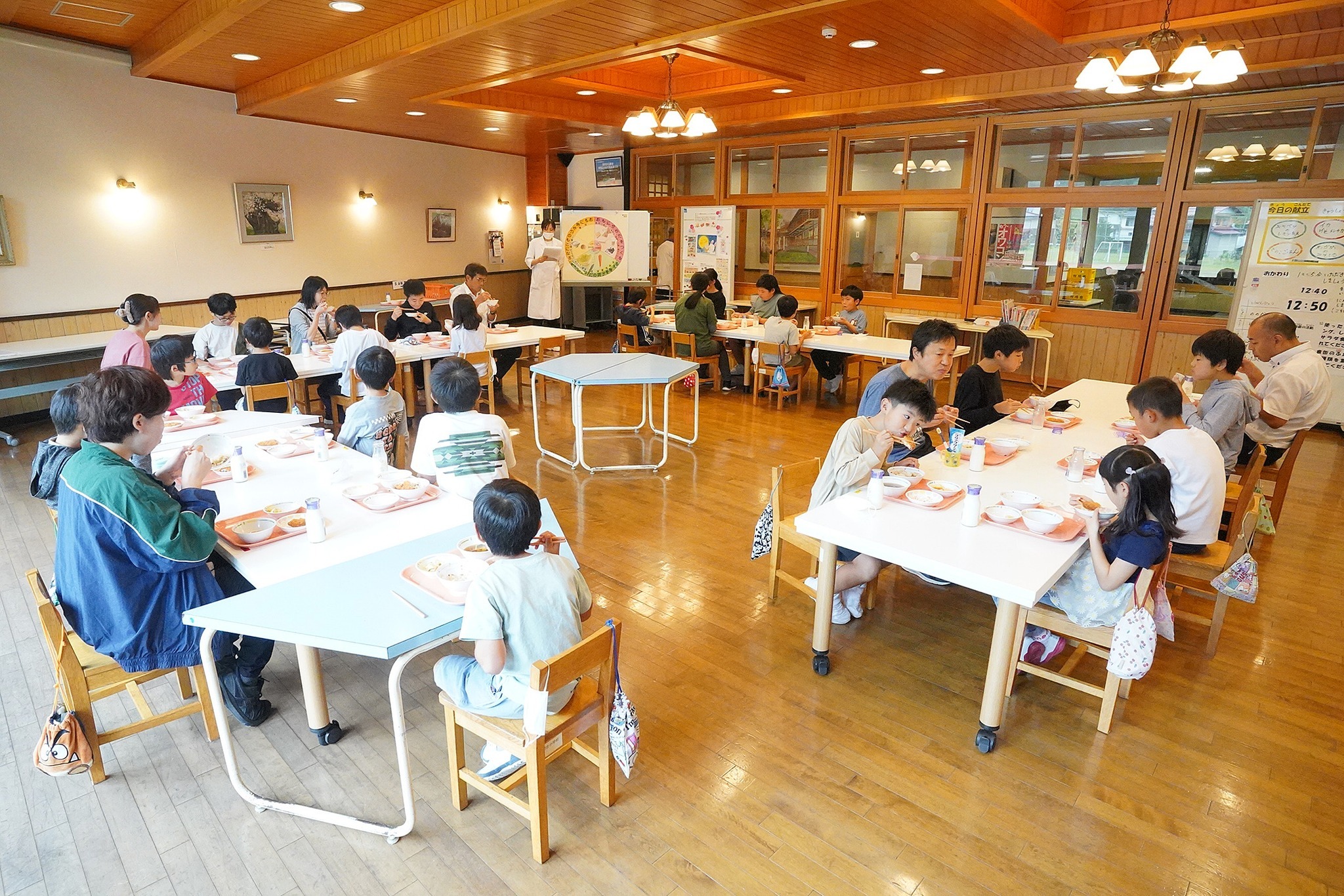 河合小児童が栽培したジャガイモを自校の給食で提供