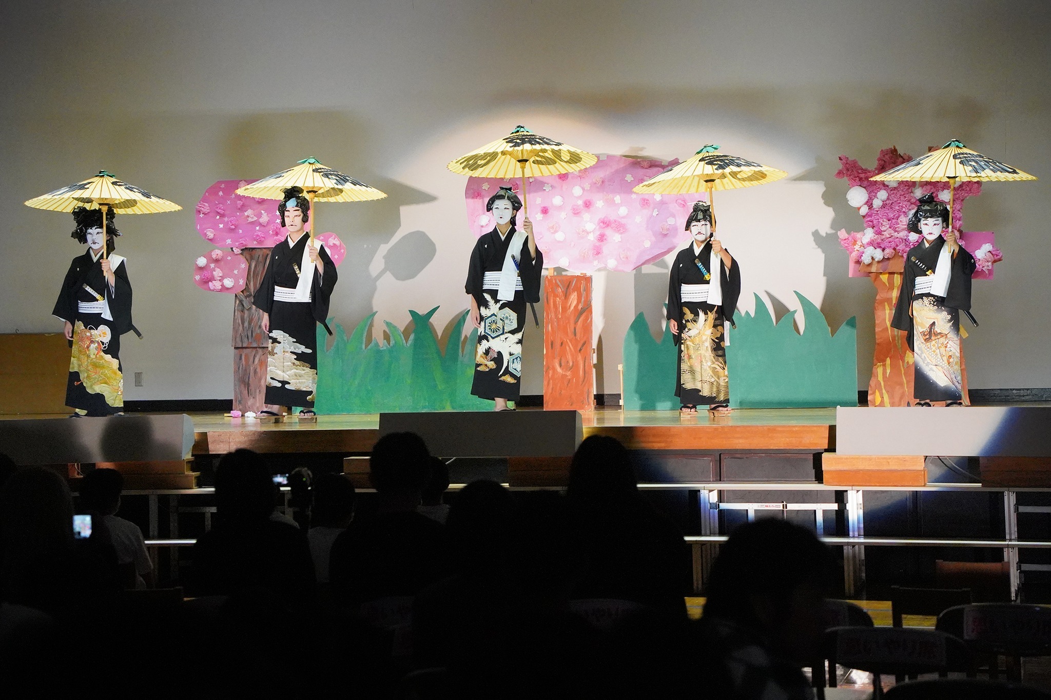 地域の皆さんを前に河合小児童が練習の成果を披露