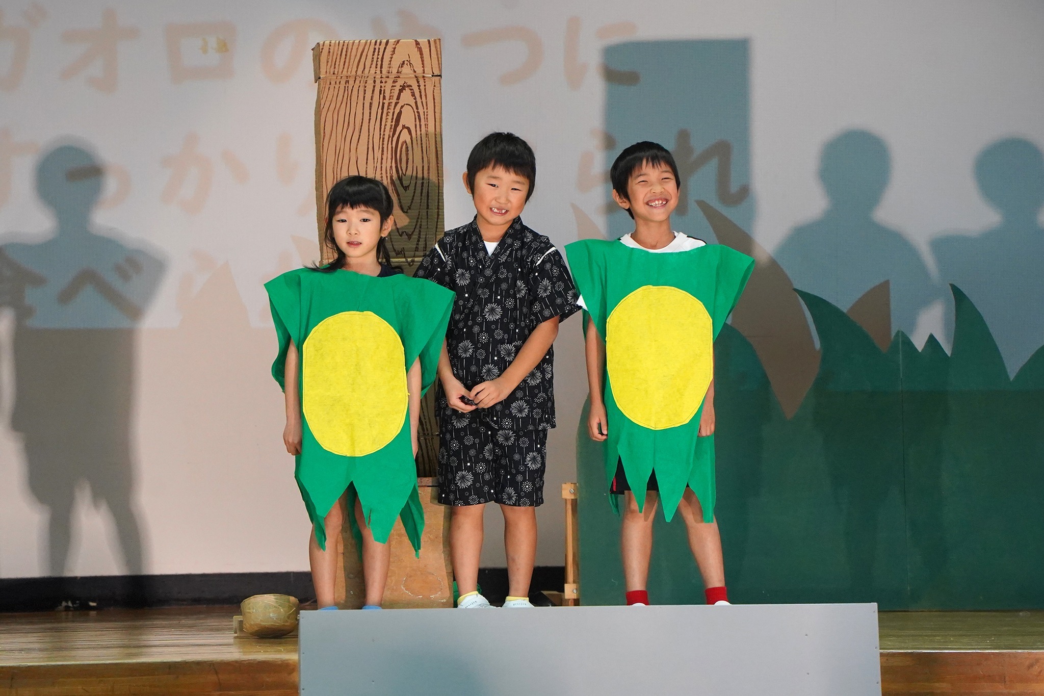 地域の皆さんを前に河合小児童が練習の成果を披露