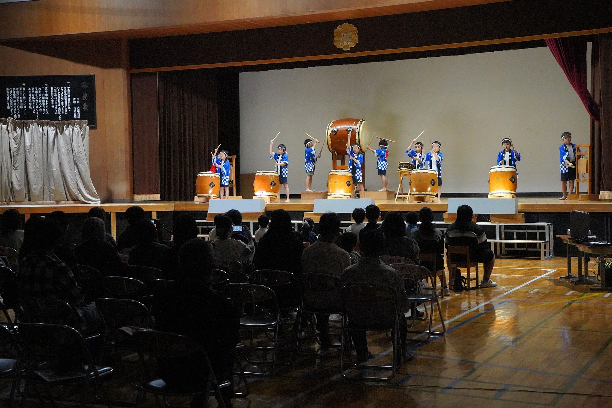 地域の皆さんを前に河合小児童が練習の成果を披露