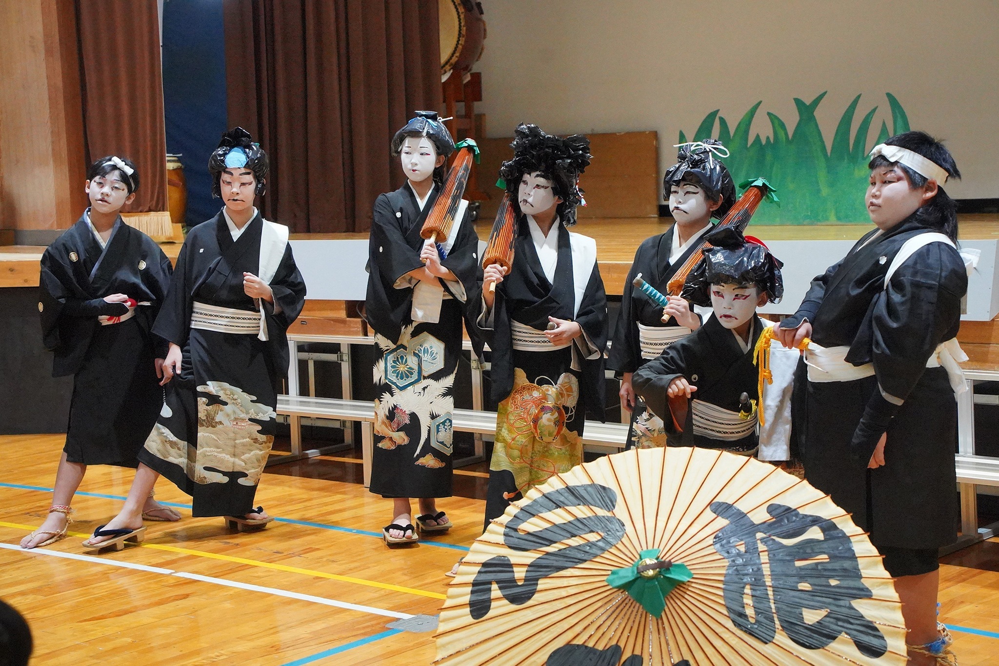 地域の皆さんを前に河合小児童が練習の成果を披露