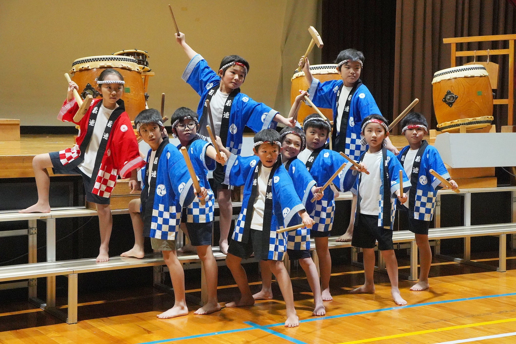 地域の皆さんを前に河合小児童が練習の成果を披露