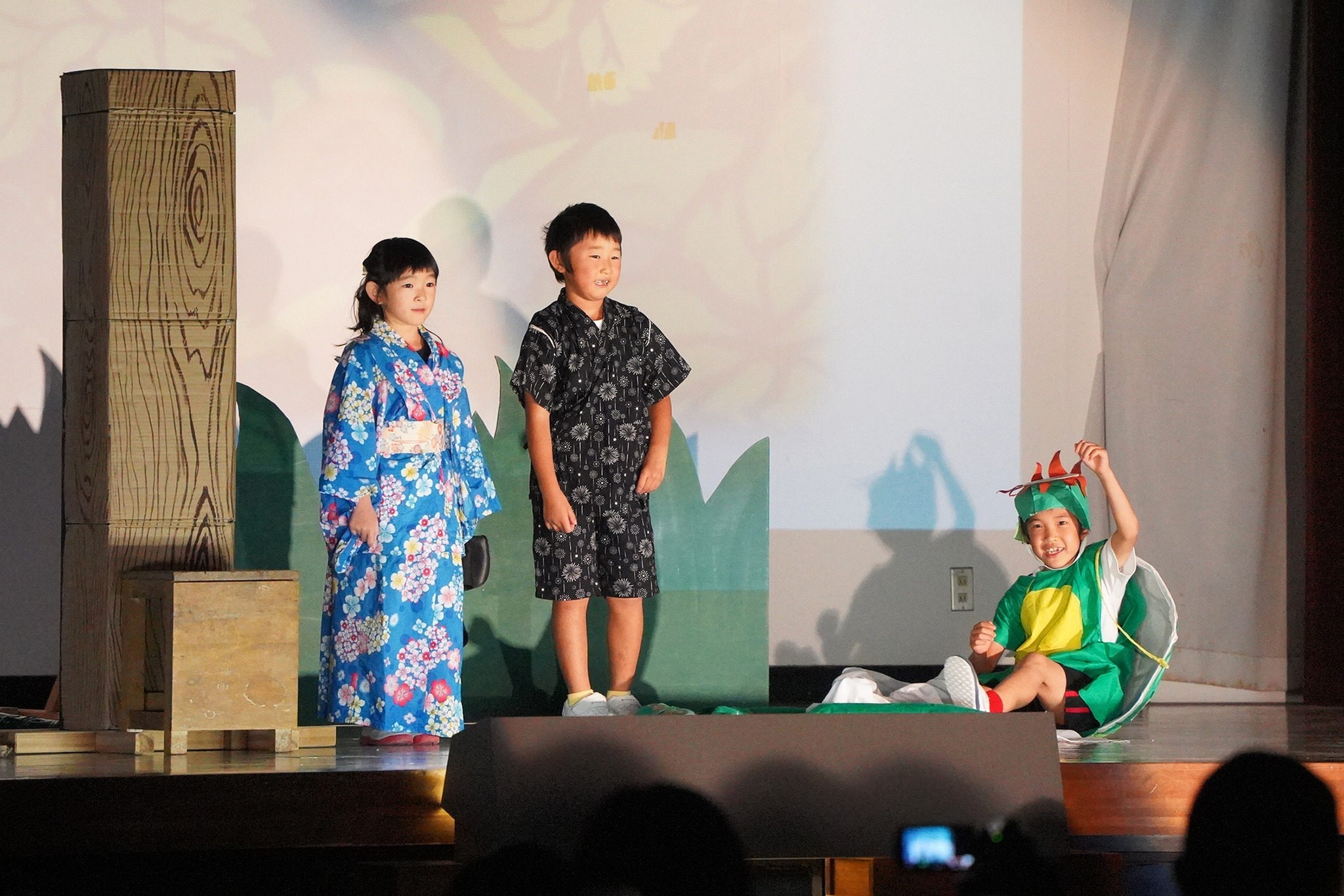 地域の皆さんを前に河合小児童が練習の成果を披露
