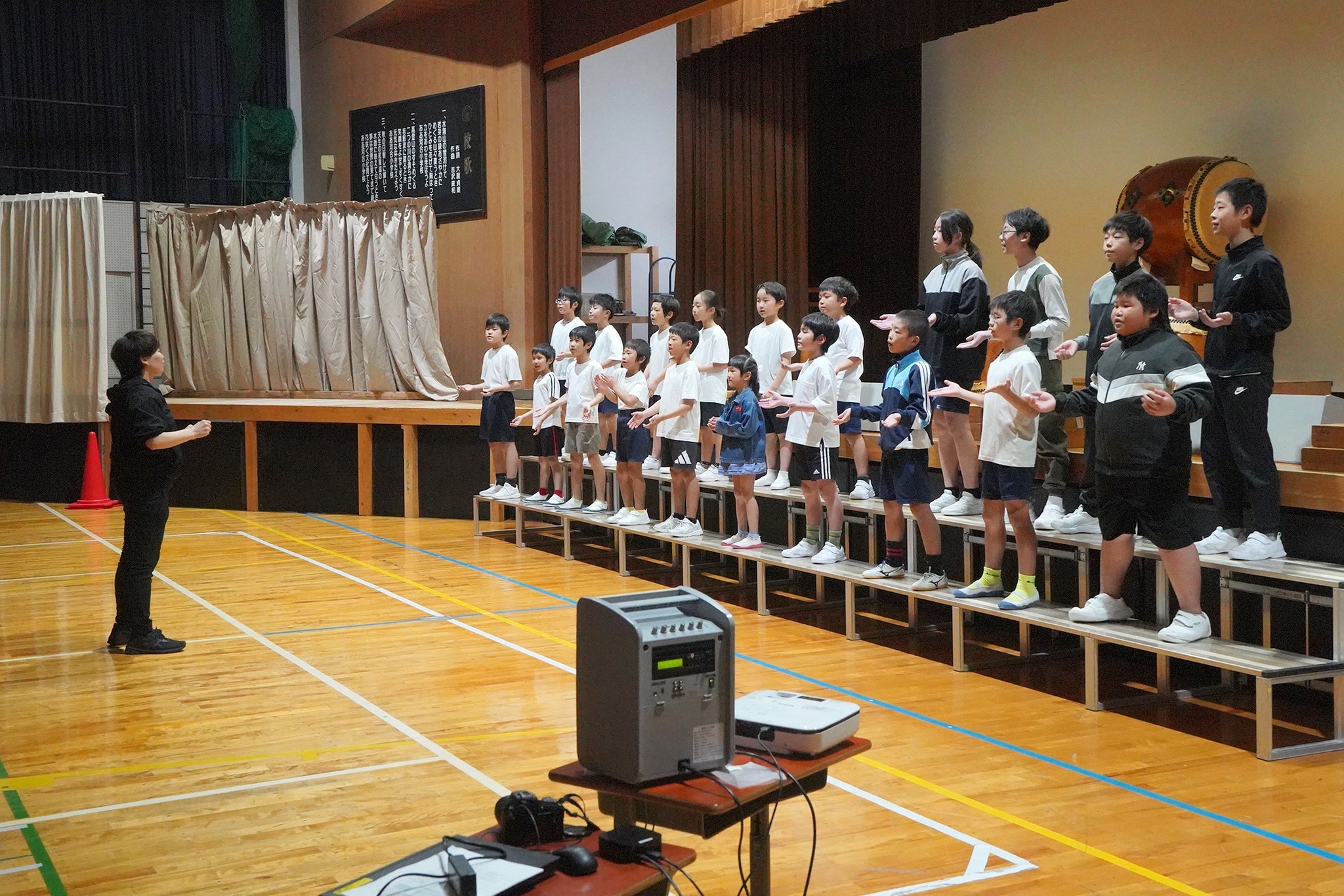 地域の皆さんを前に河合小児童が練習の成果を披露
