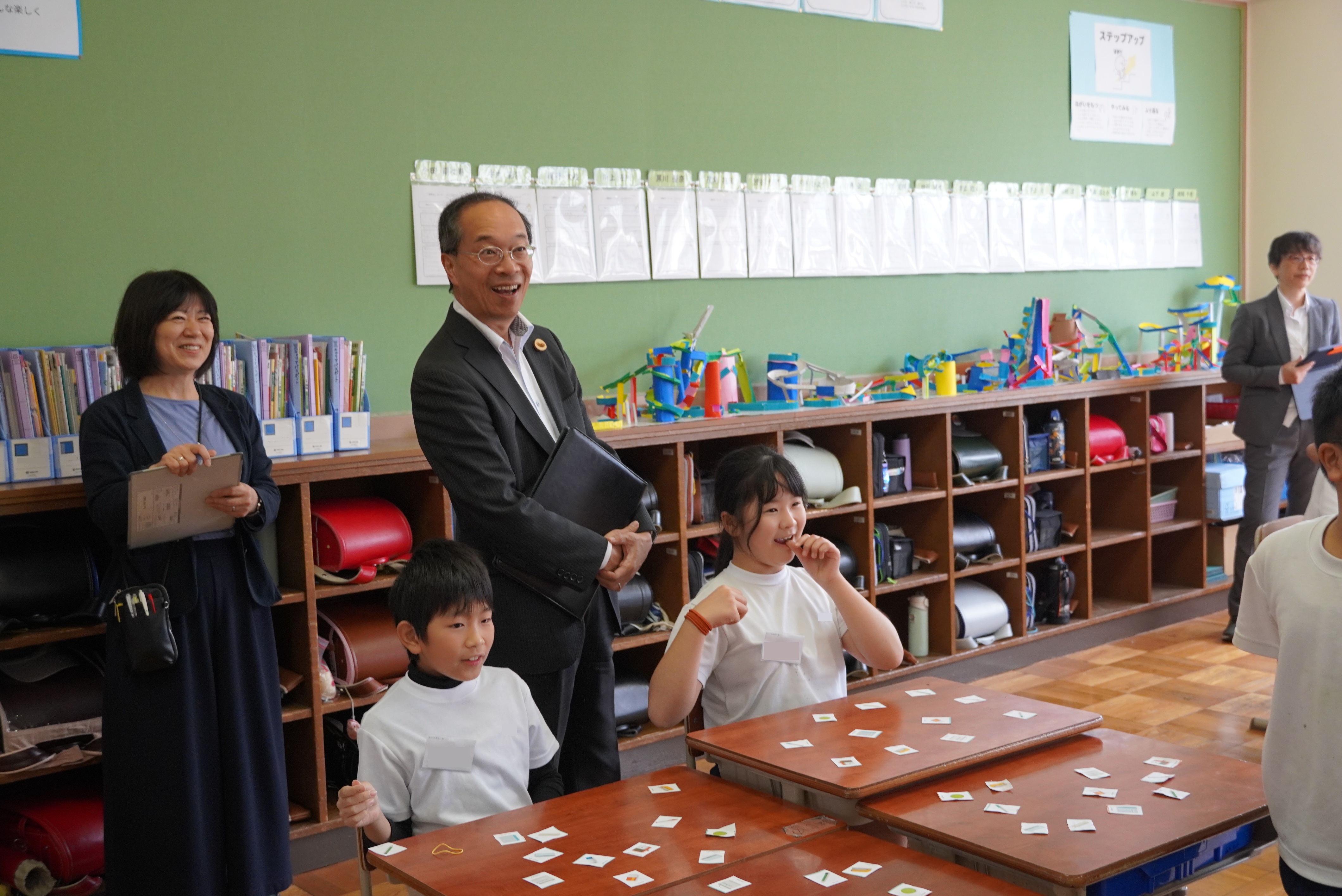 神岡小学校で市長が授業参観と児童や校長との意見交換を行いました