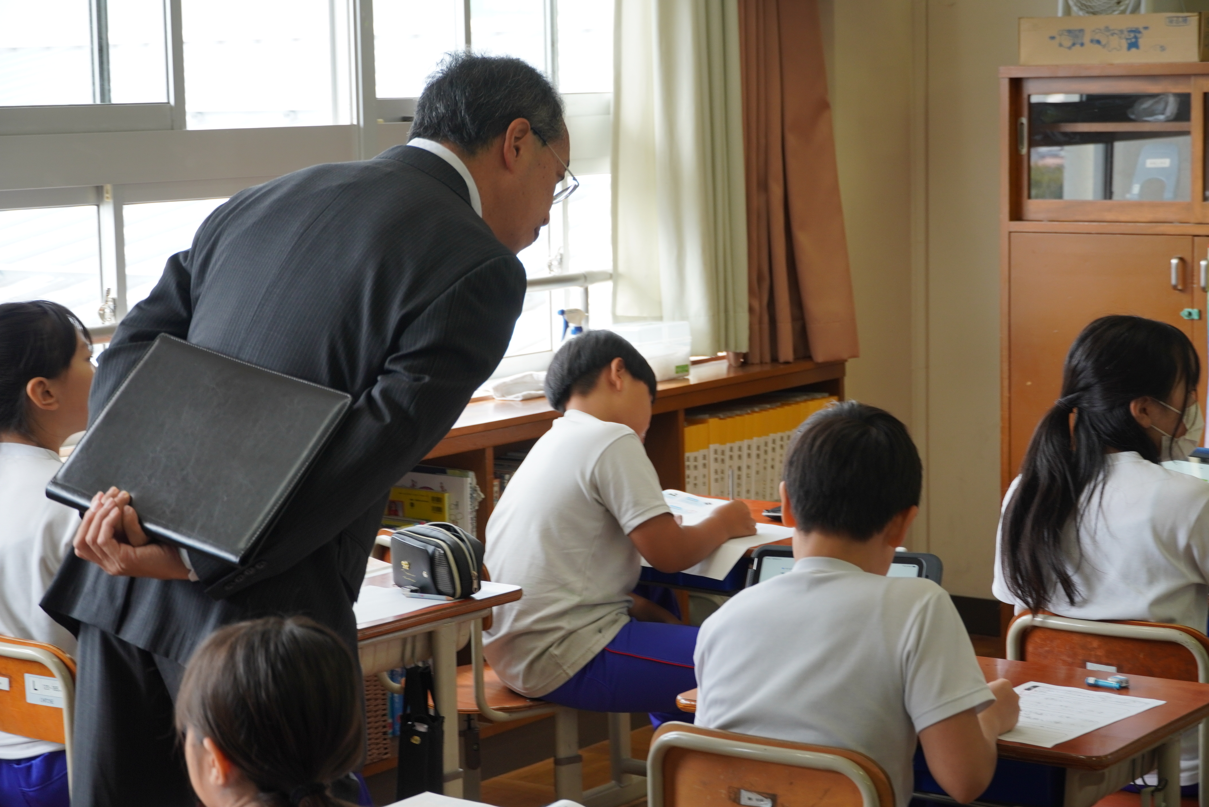 神岡小学校で市長が授業参観と児童や校長との意見交換を行いました