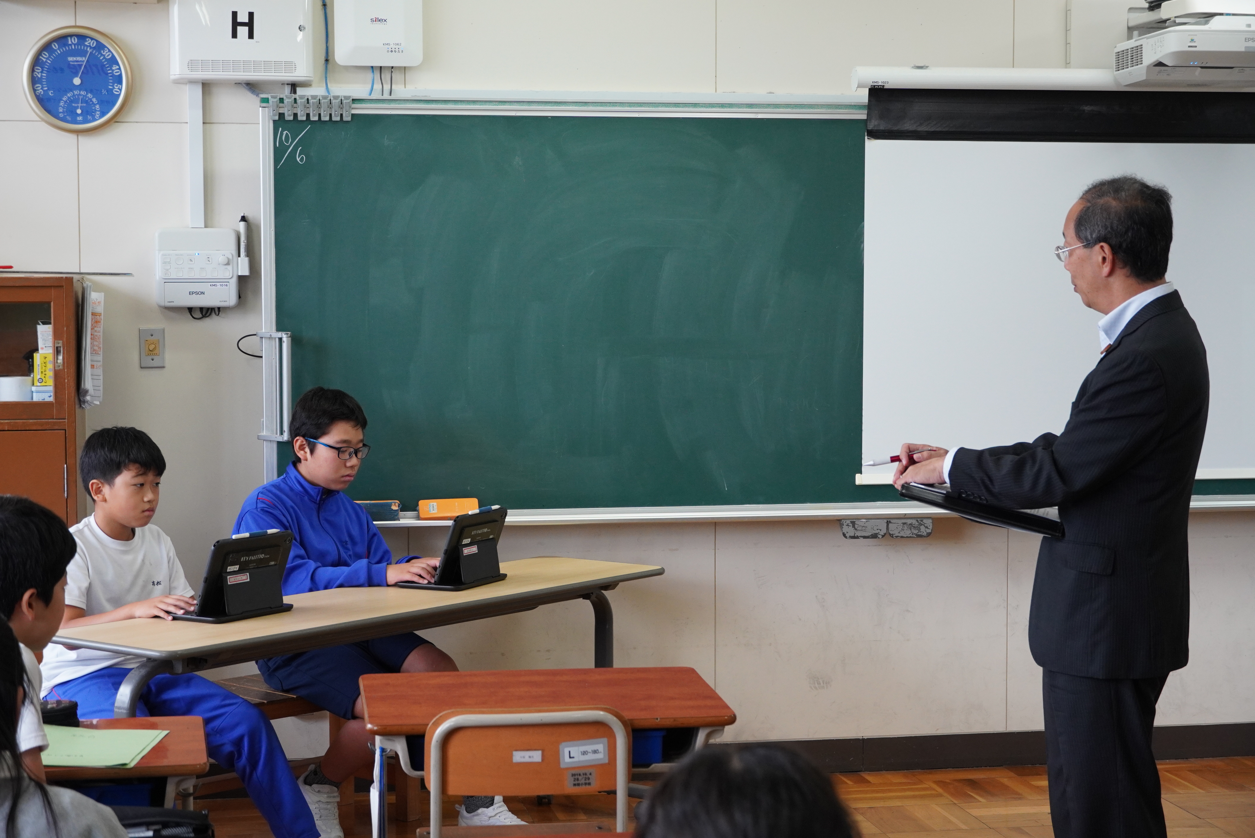 神岡小学校で市長が授業参観と児童や校長との意見交換を行いました