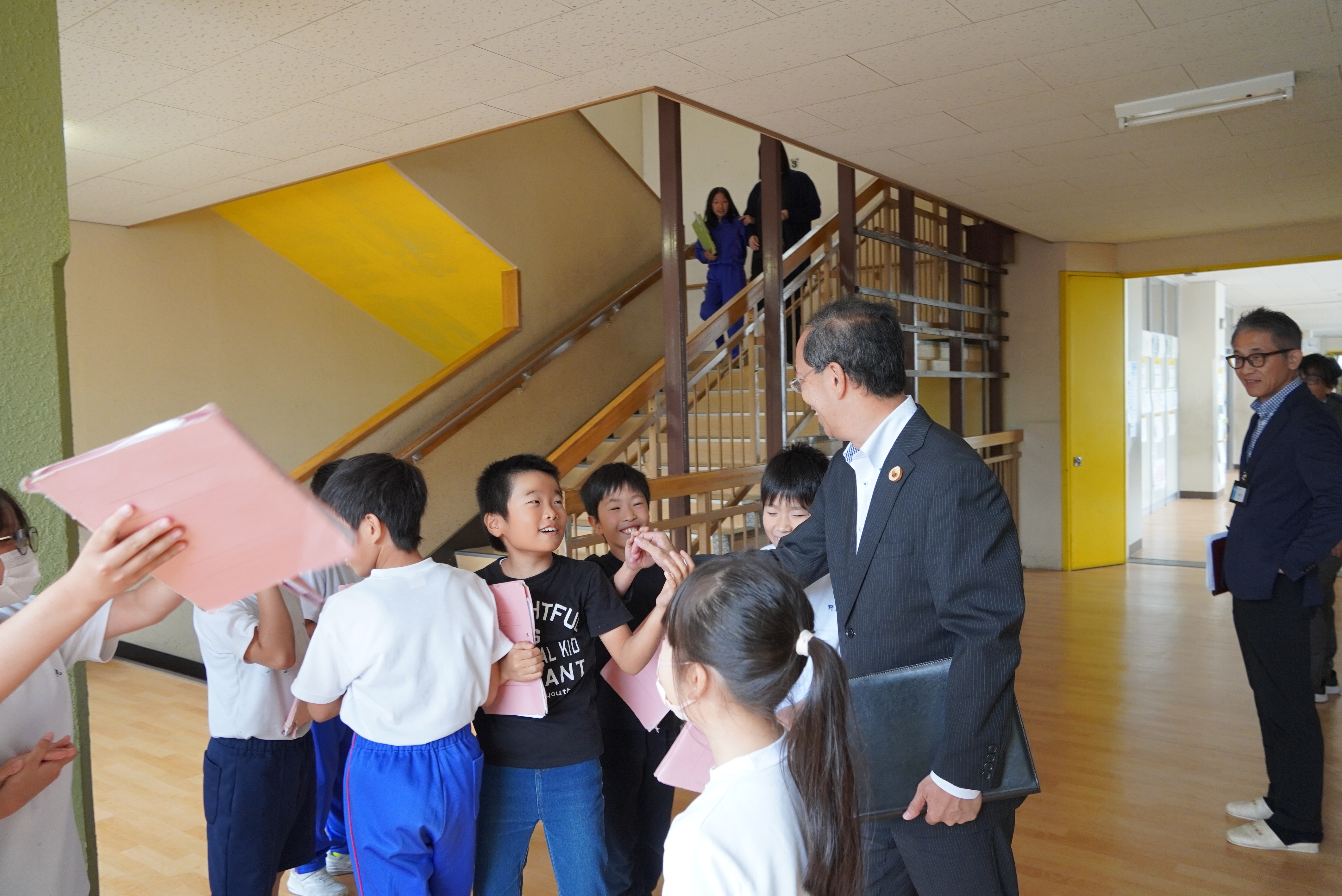 神岡小学校で市長が授業参観と児童や校長との意見交換を行いました