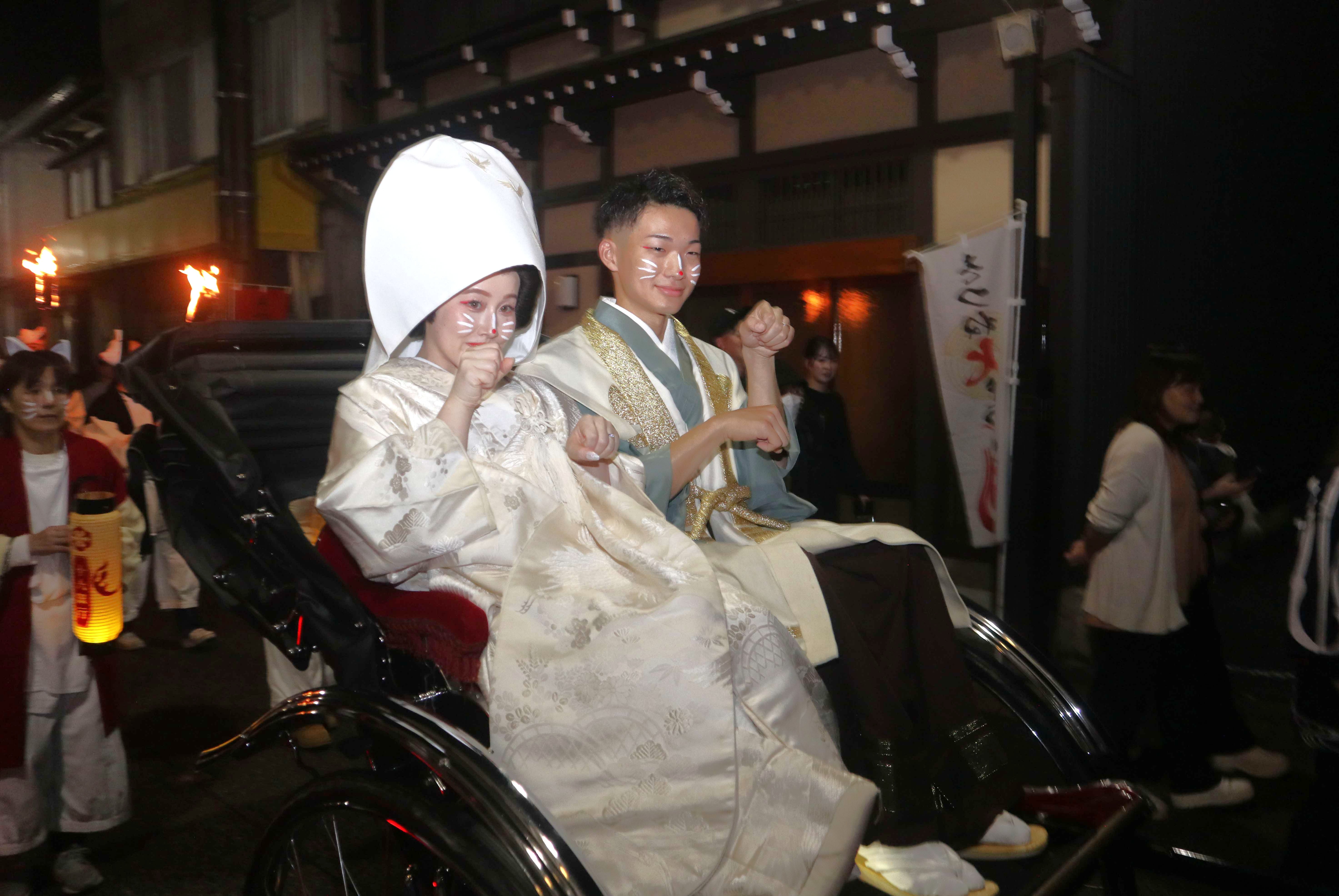 地元古川町の都筑さんご夫妻を花嫁花婿役に「きつね火まつり」盛大に開催