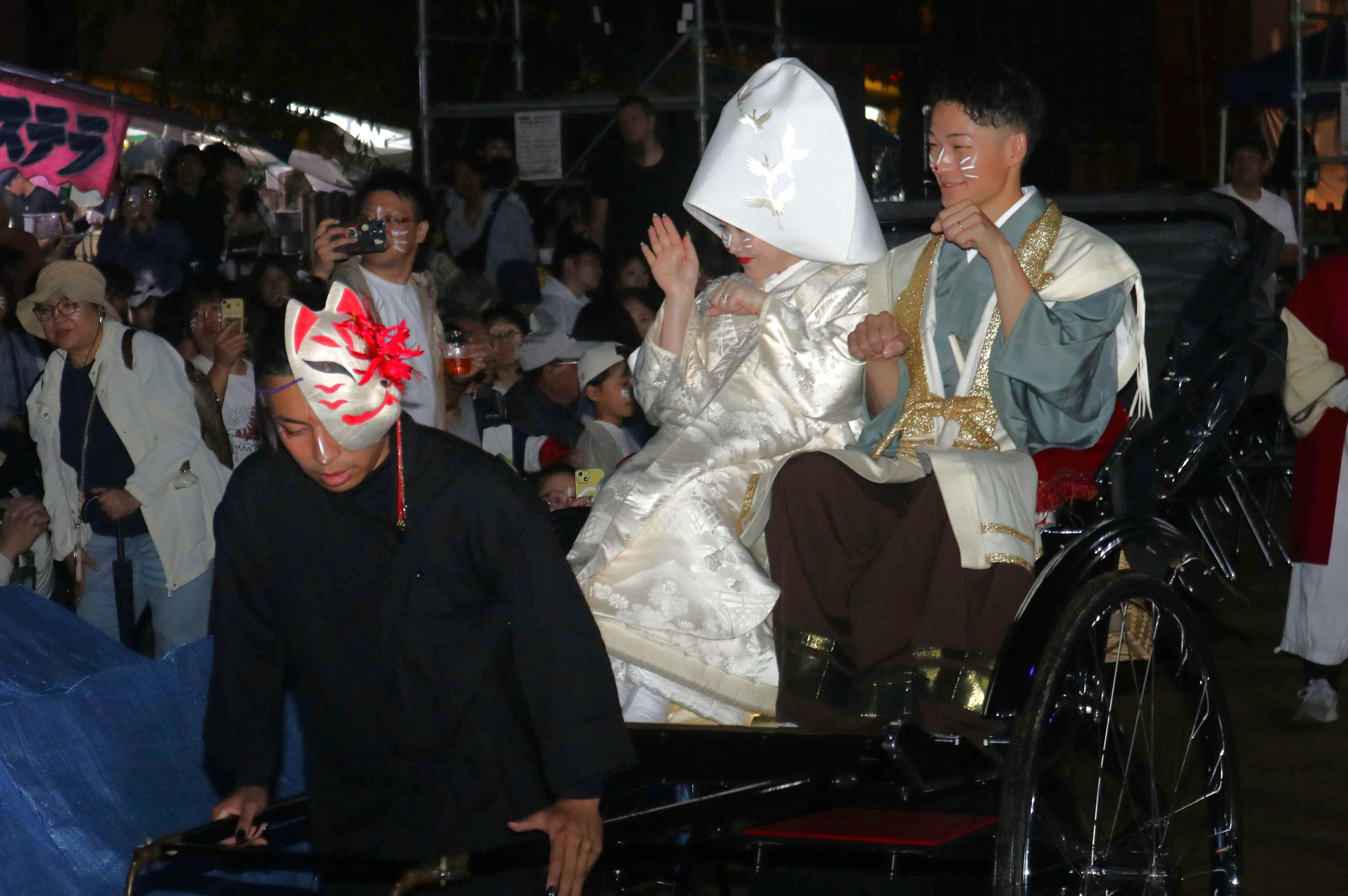 地元古川町の都筑さんご夫妻を花嫁花婿役に「きつね火まつり」盛大に開催