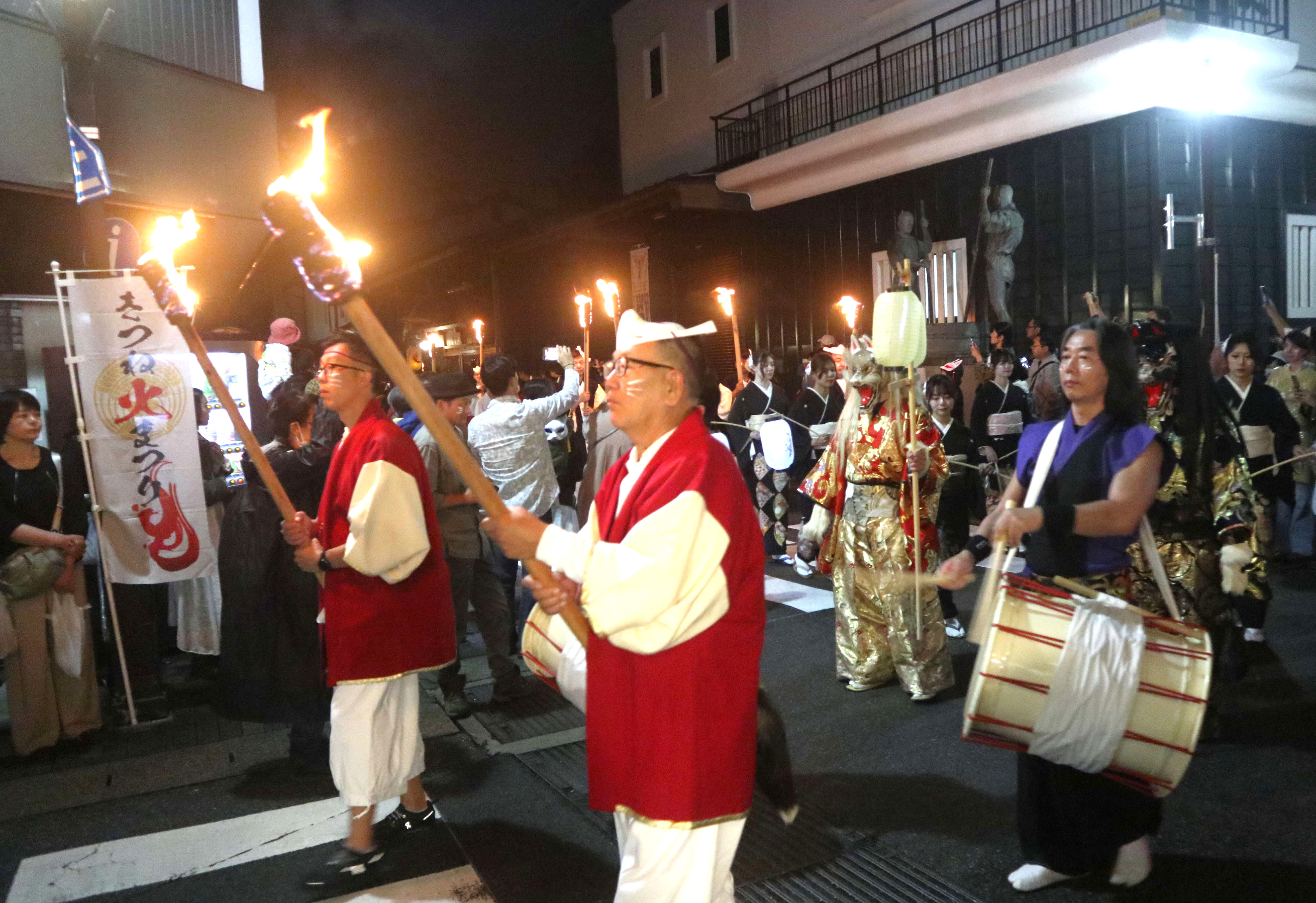 地元古川町の都筑さんご夫妻を花嫁花婿役に「きつね火まつり」盛大に開催