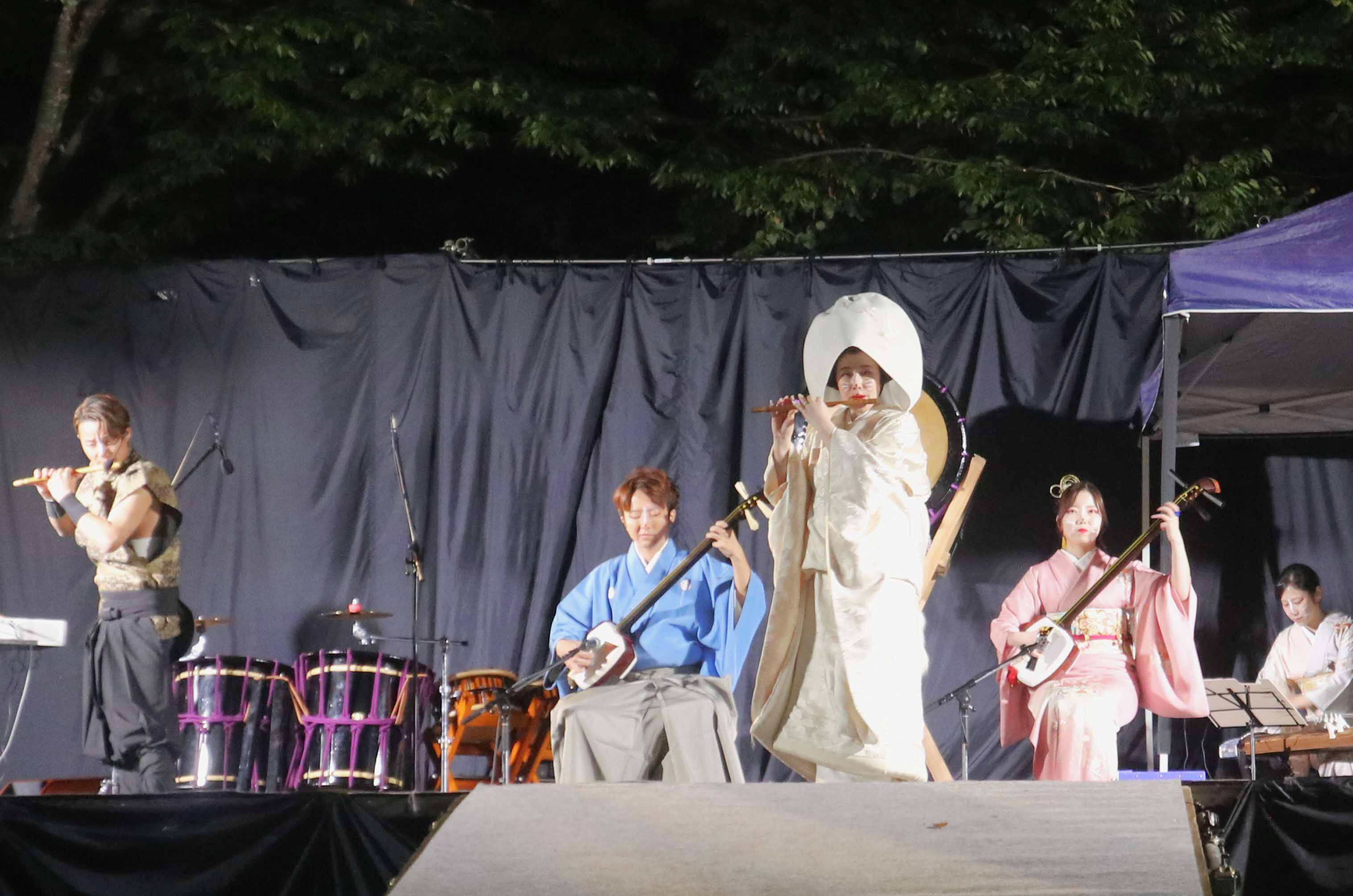 地元古川町の都筑さんご夫妻を花嫁花婿役に「きつね火まつり」盛大に開催