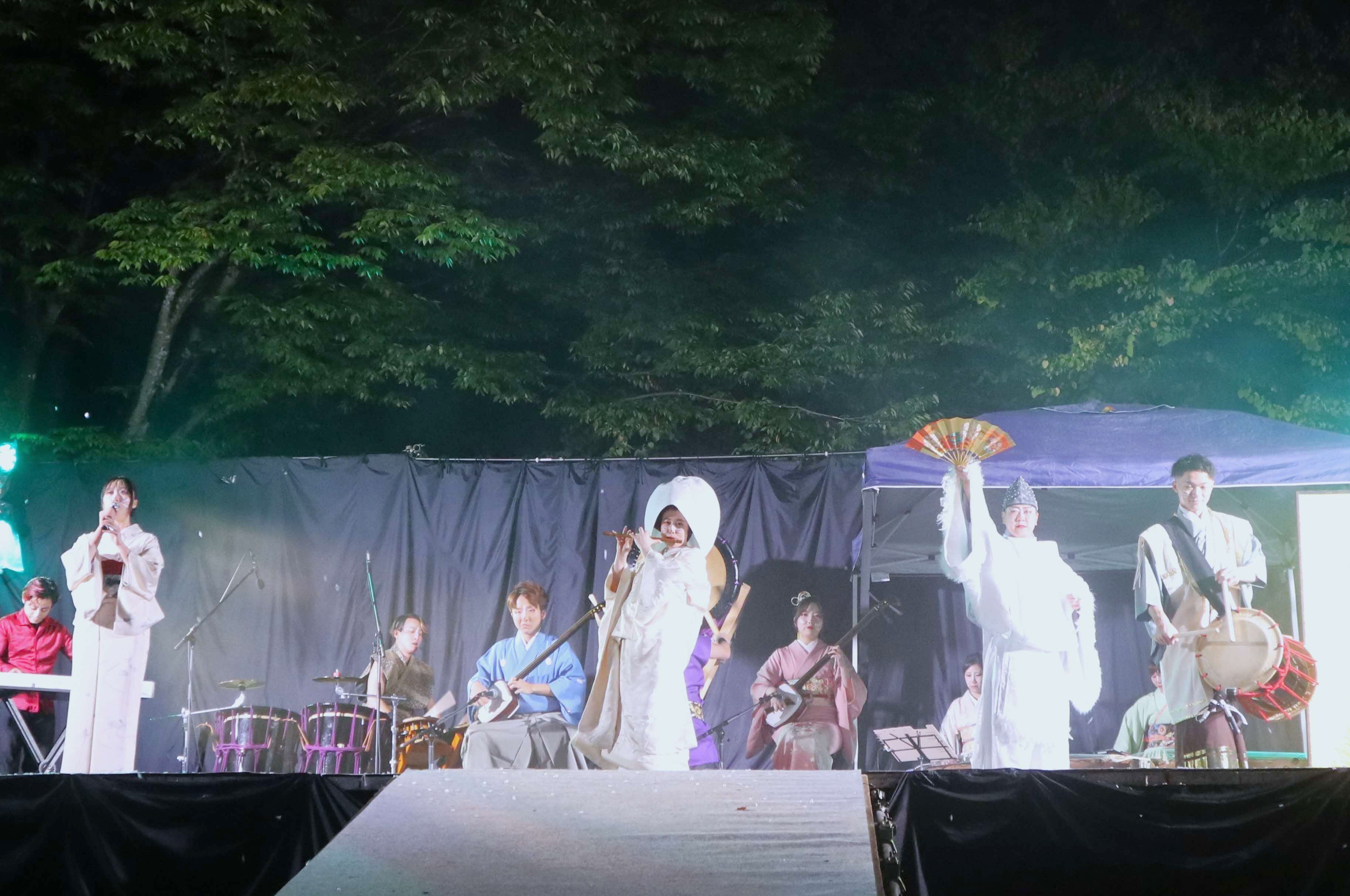 地元古川町の都筑さんご夫妻を花嫁花婿役に「きつね火まつり」盛大に開催