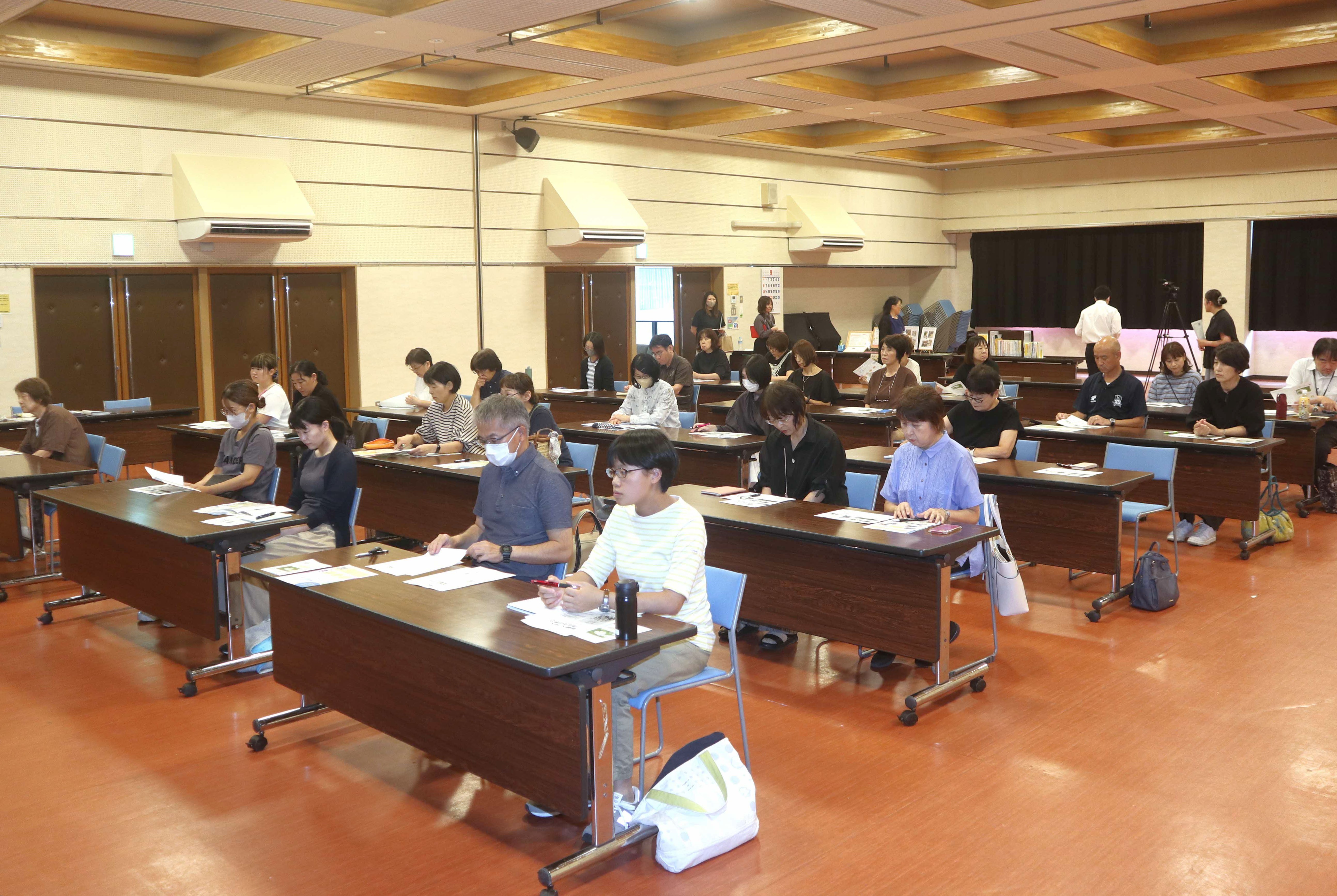 不登校など、心の悩みに寄り添う講演会が開催されました