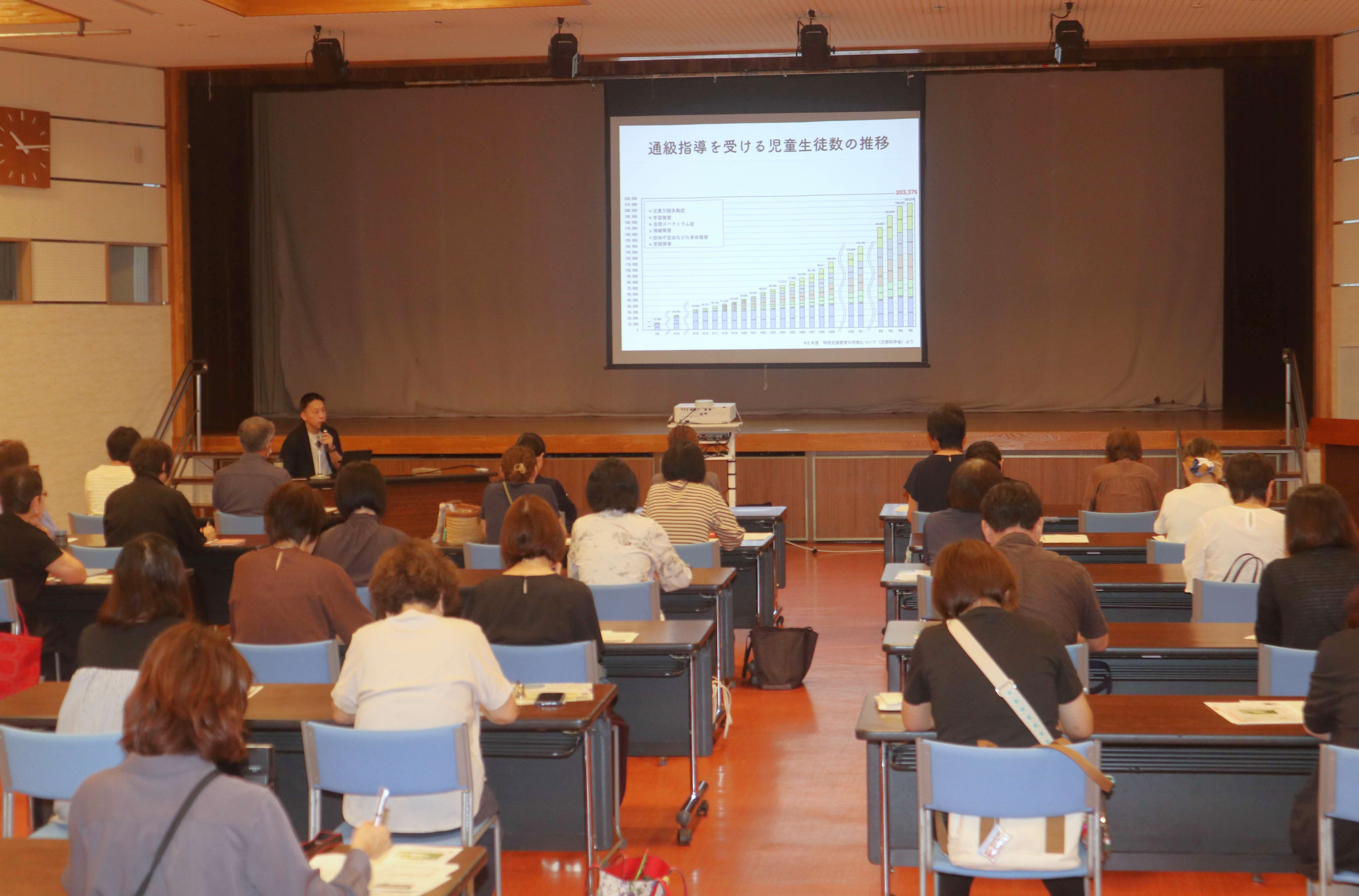 不登校など、心の悩みに寄り添う講演会が開催されました