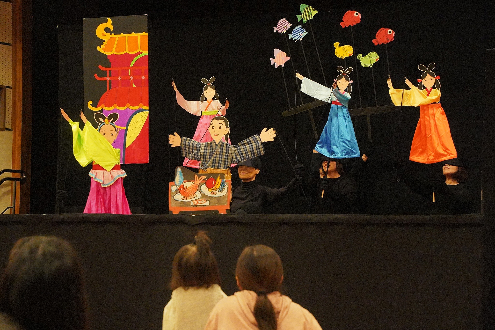 「どじょっこ劇団」が人形劇やペープサートを上演